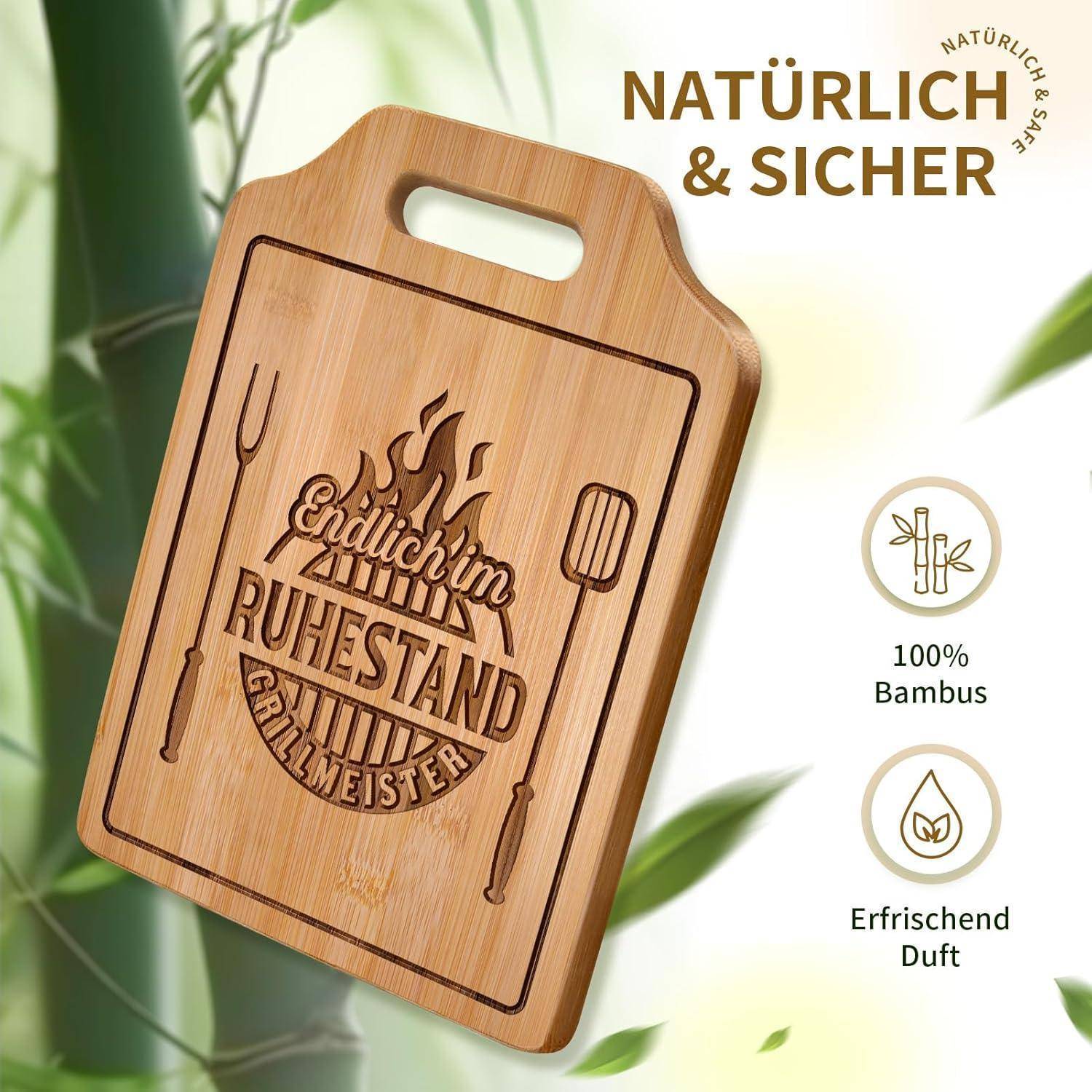 Ein Holzschneidebrett mit dem Text 'Endlich im Ruhestand Grillmeister', umgeben von Symbolen mit den Aufschriften '100% Bambus' und 'Erfrischend Duft'.