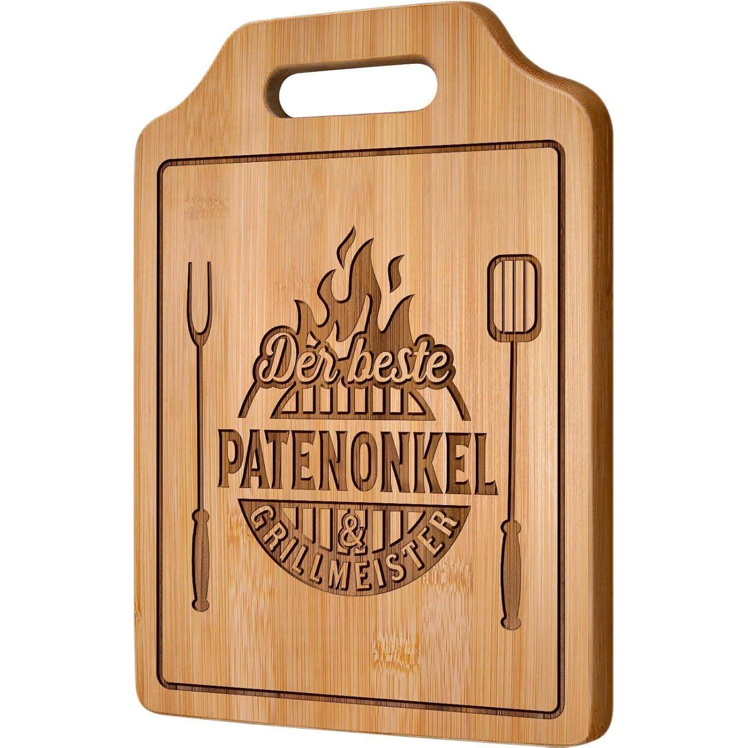 Ein Holzschneidebrett mit der Gravur 'Der beste Patenonkel & Grillmeister', umgeben von Illustrationen von Grillwerkzeugen.