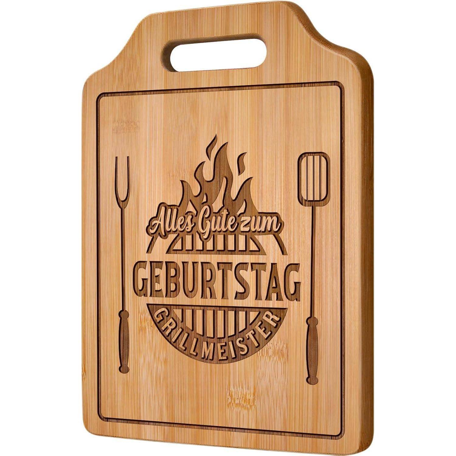 Ein Holzschneidebrett mit dem Text 'Alles Gute zum Geburtstag Grillmeister', umgeben von Grillwerkzeugen und Feuergrafiken.
