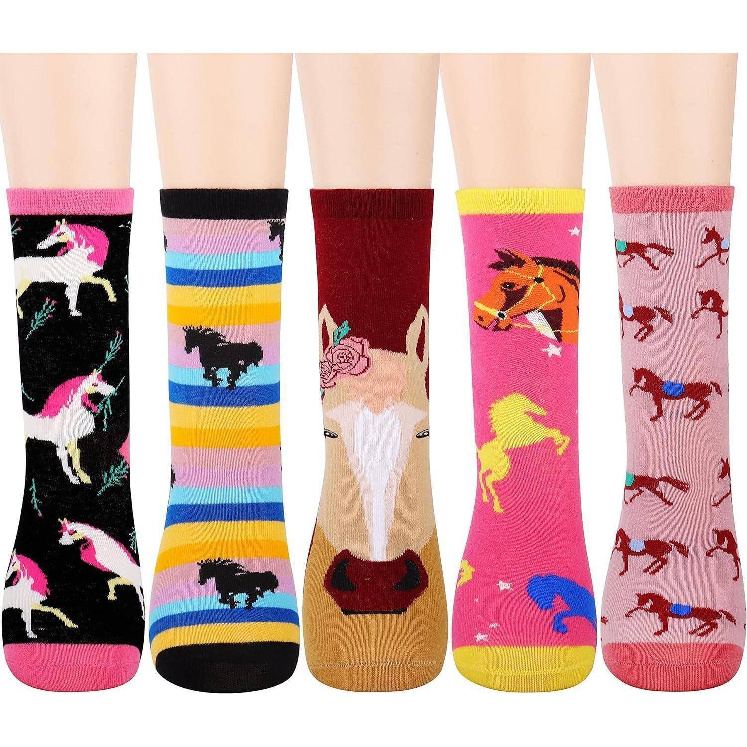 Fünf bunte Socken mit Pferdemotiven: Einhörner, gestreifte Socken mit galoppierendem Pferd, Pferdegesicht, Pferde mit Blumen und Pferde auf Rosa.