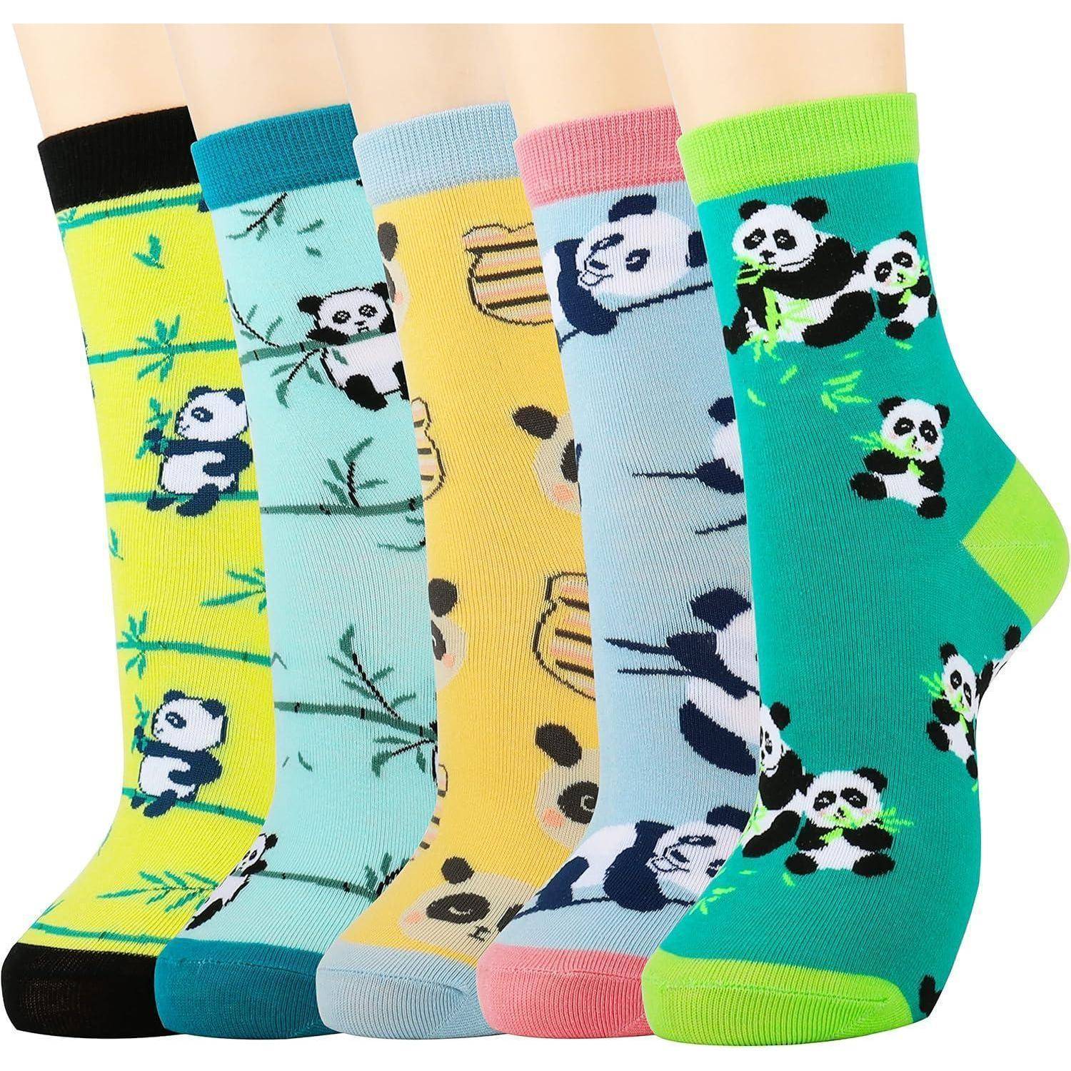 Fünf Paar bunte Socken mit Panda- und Bambusdesigns in verschiedenen Mustern auf jedem Paar.