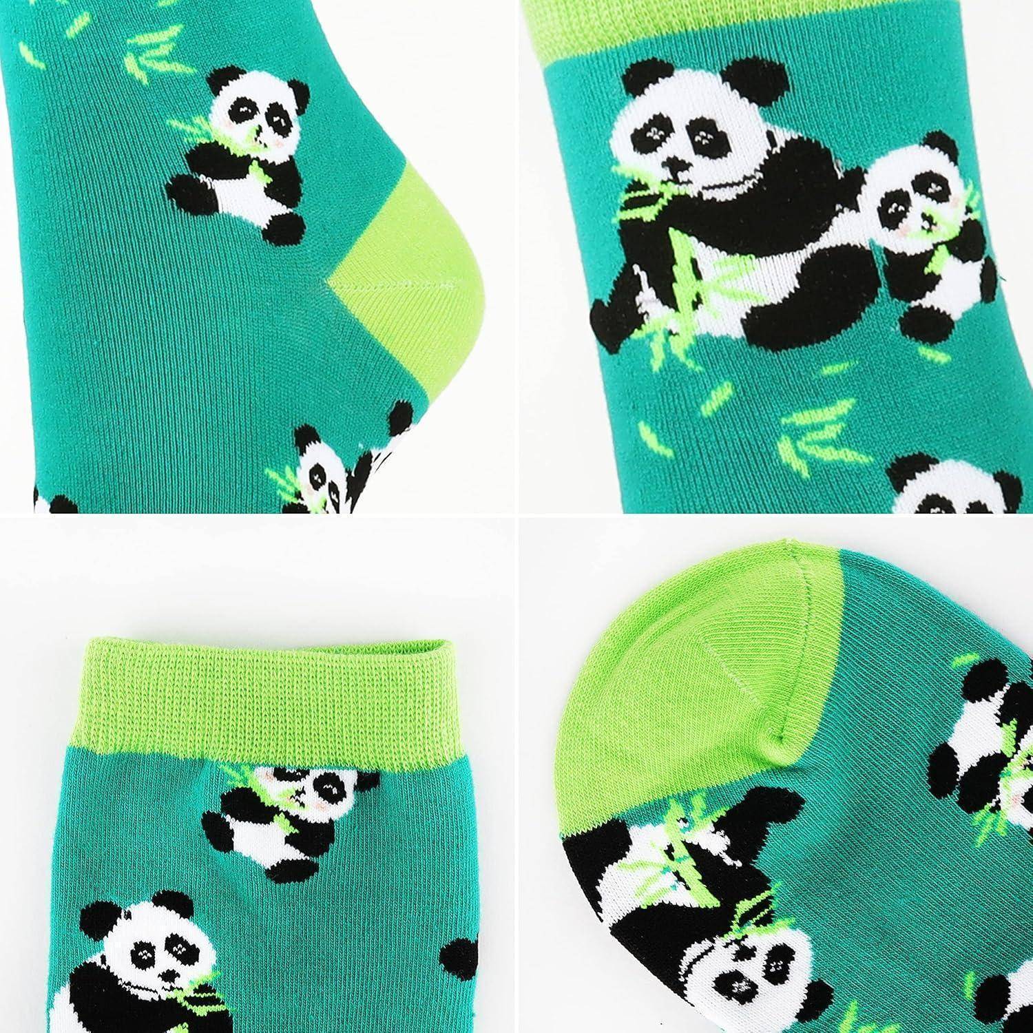 Grüne Socken mit Illustrationen von Pandabären und Bambus, mit kontrastierenden grünen Fersen- und Zehenbereich für zusätzliche visuelle Attraktivität.