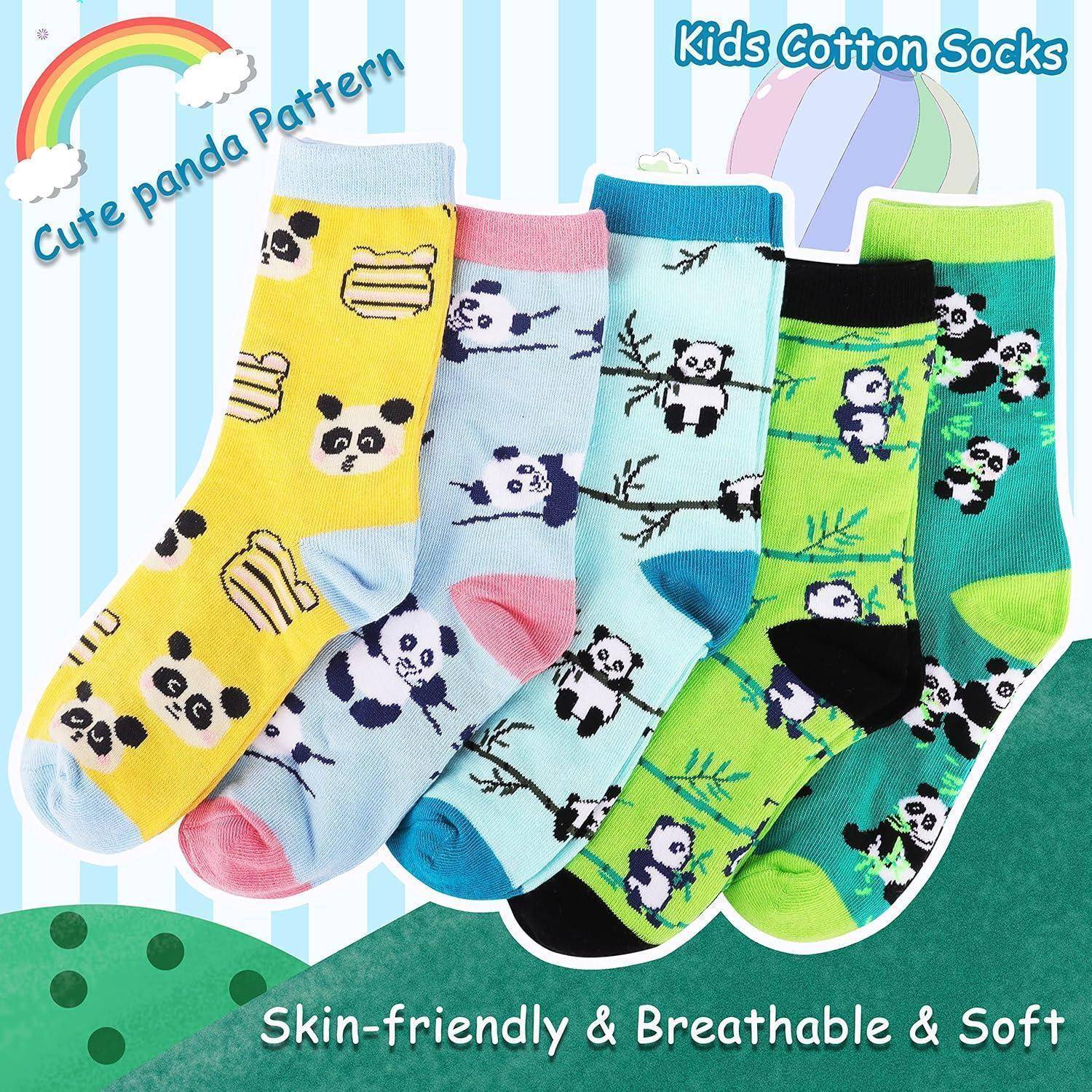 Ein Set aus fünf Kindersocken aus Baumwolle mit niedlichen Panda-Mustern in verschiedenen Farben. Text lautet: ‚Niedliches Panda-Muster. Hautfreundlich & atmungsaktiv & weich.