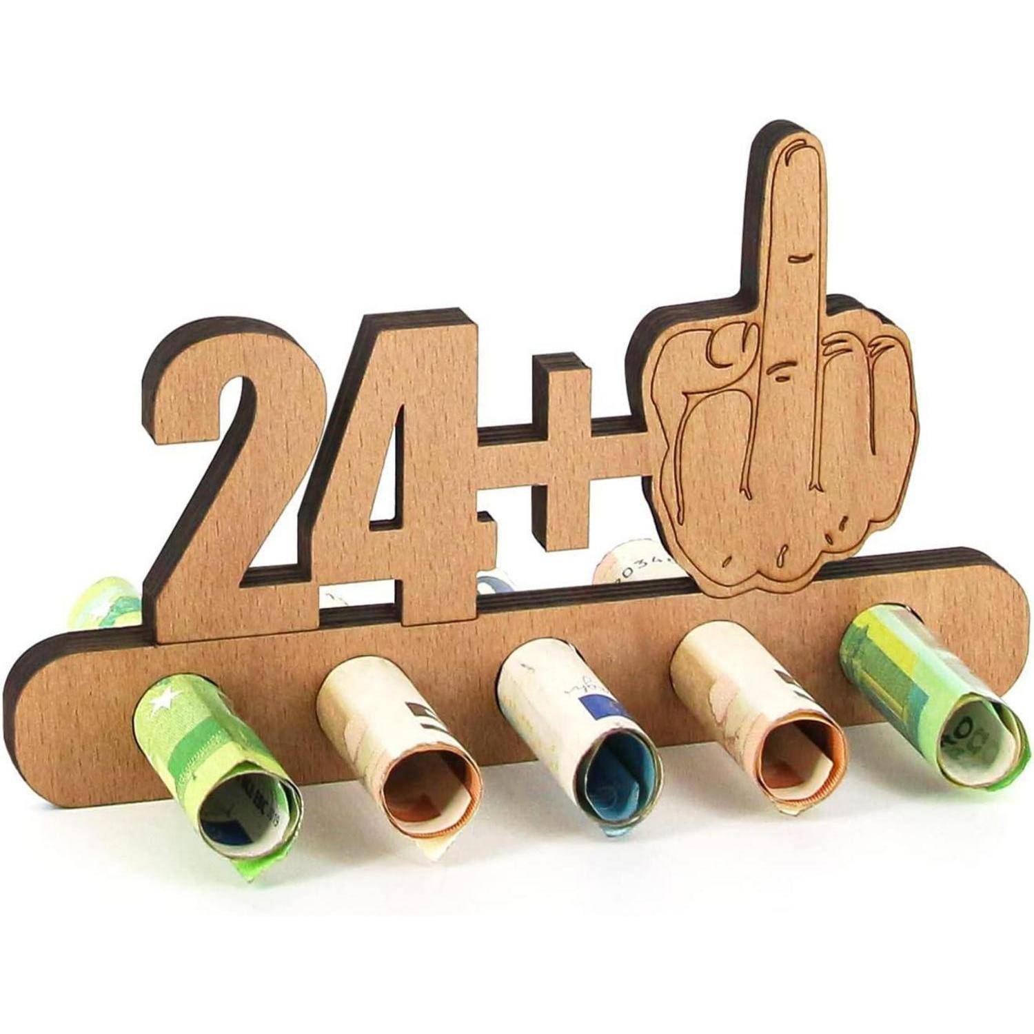 Ein Holzständer zeigt '24+' mit einer Hand, die den Mittelfinger ausstreckt und fünf zusammengerollte Geldscheine hält.