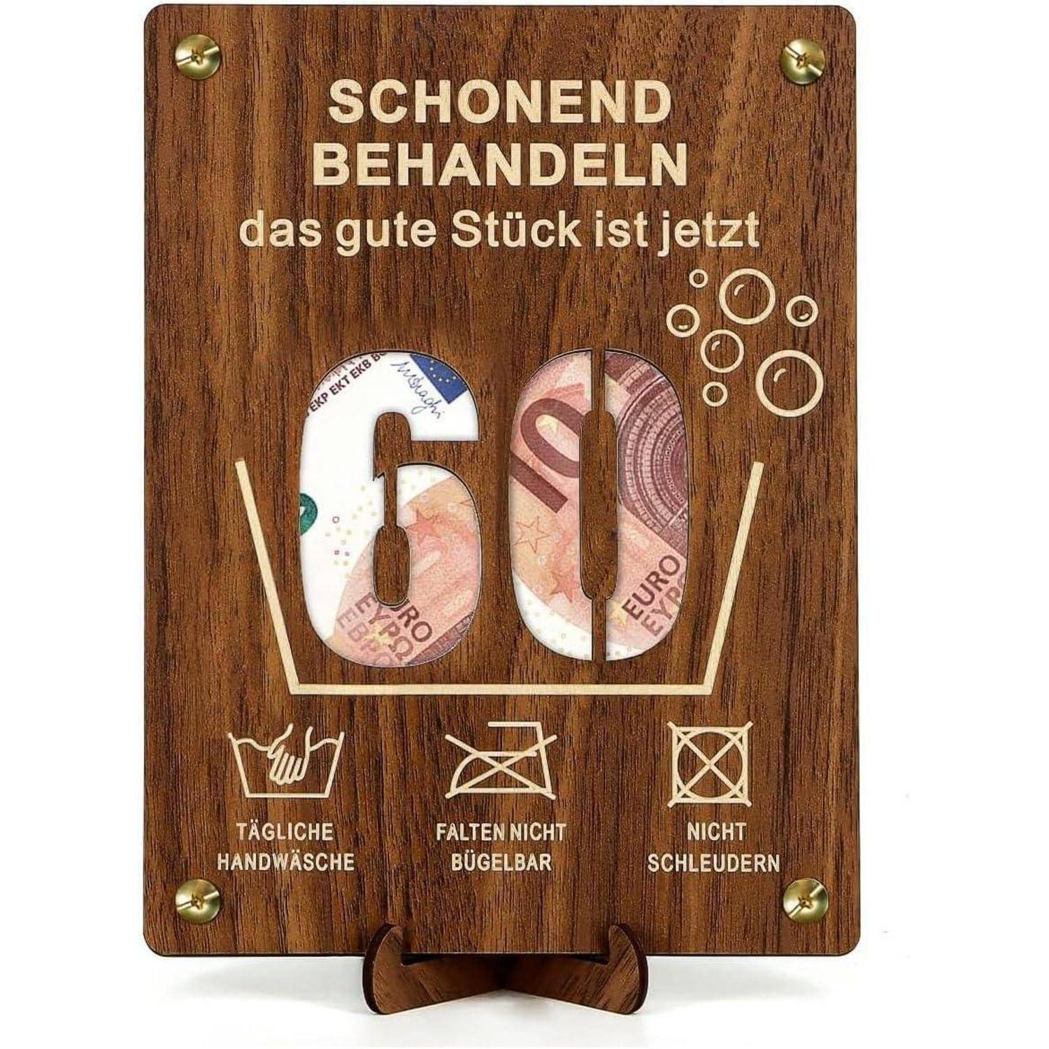 Schonend behandeln, das gute Stück ist jetzt 60'. Holzschild mit Wäschesymbolen, das empfiehlt: behutsam behandeln, täglich von Hand waschen, nicht bügeln und nicht schleudern.