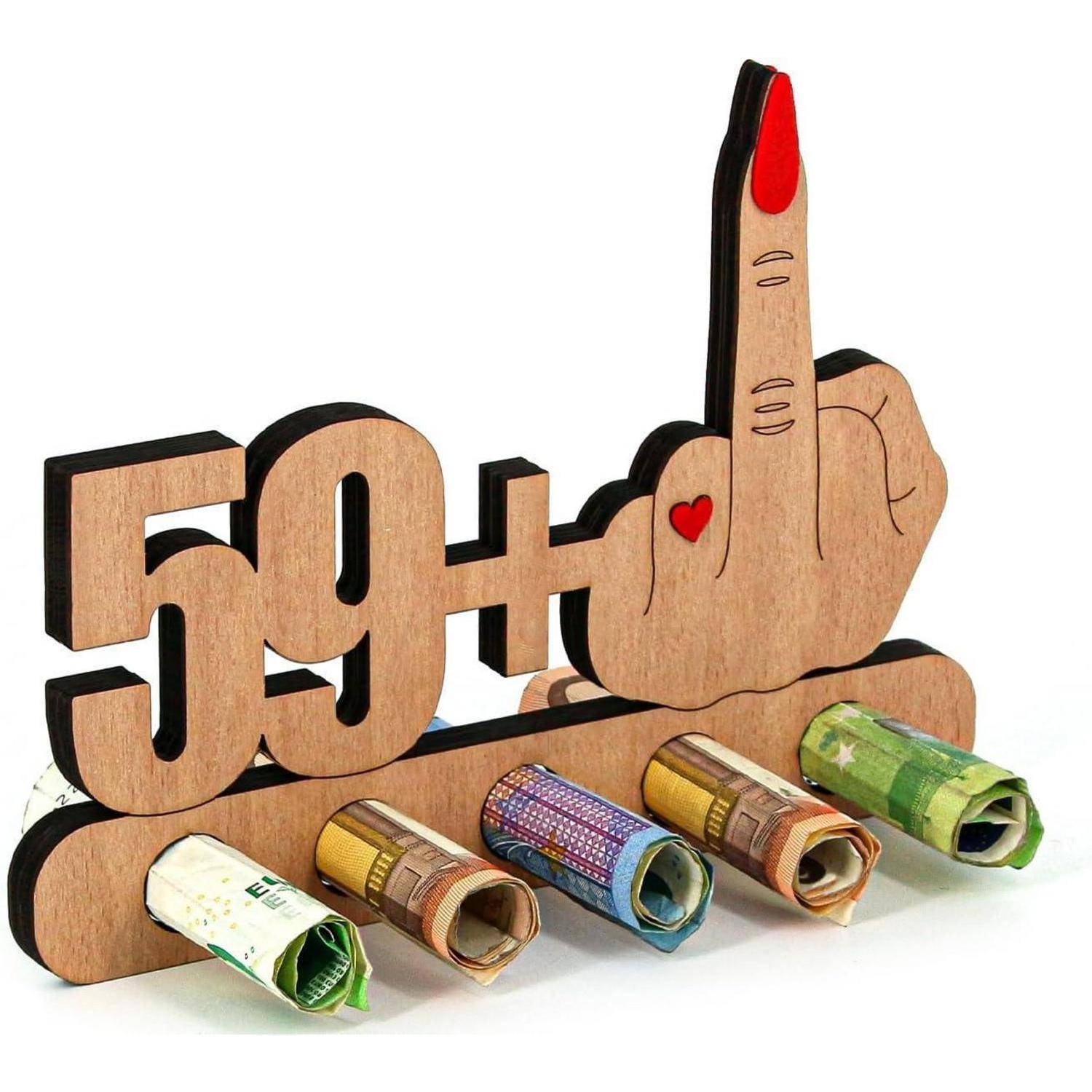 Eine Holzskulptur zeigt die Zahl ‚50+', die mit einem Mittelfinger verziert ist und auf einem Sockel mit aufgerollten Geldscheinen ruht.