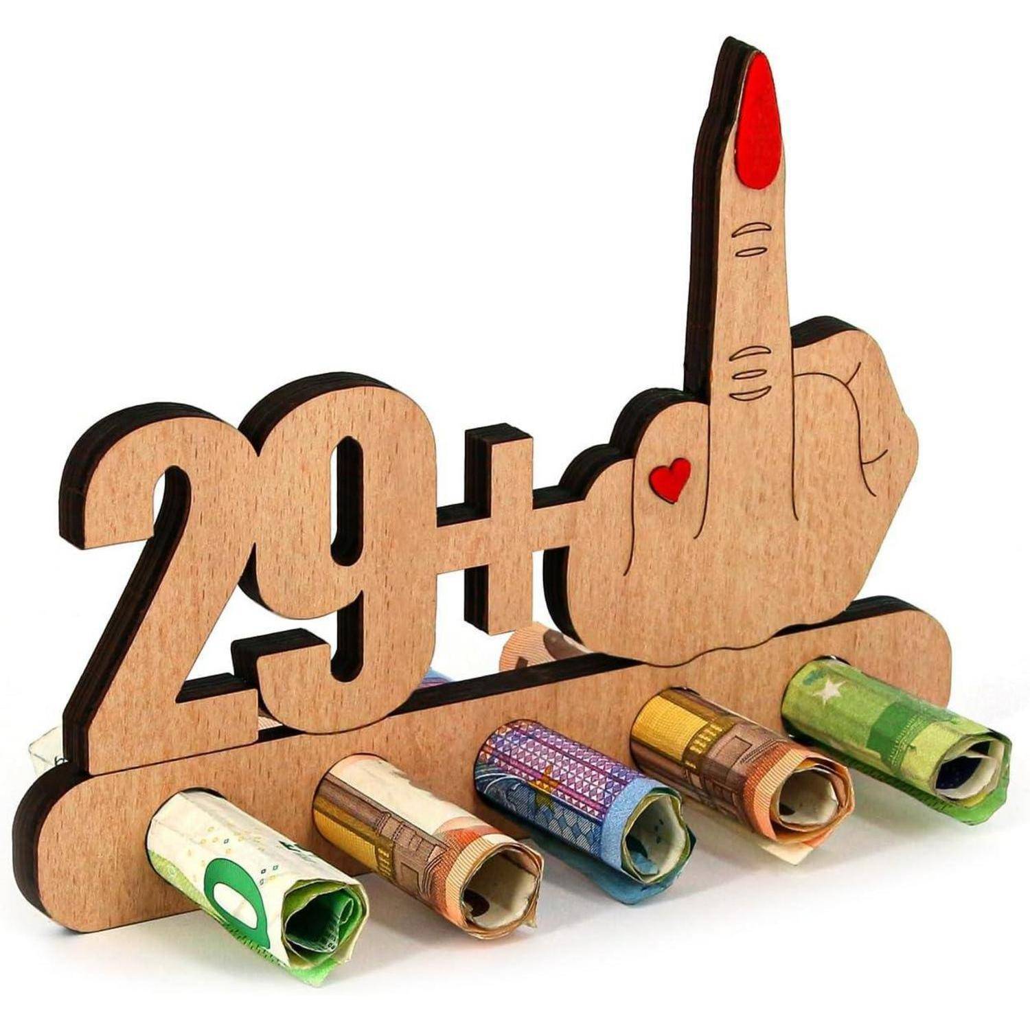 Eine humorvolle Holzanzeige zeigt einen Mittelfinger mit der Aufschrift '29+' daneben, mit aufgerollten Geldscheinen auf Haken darunter.