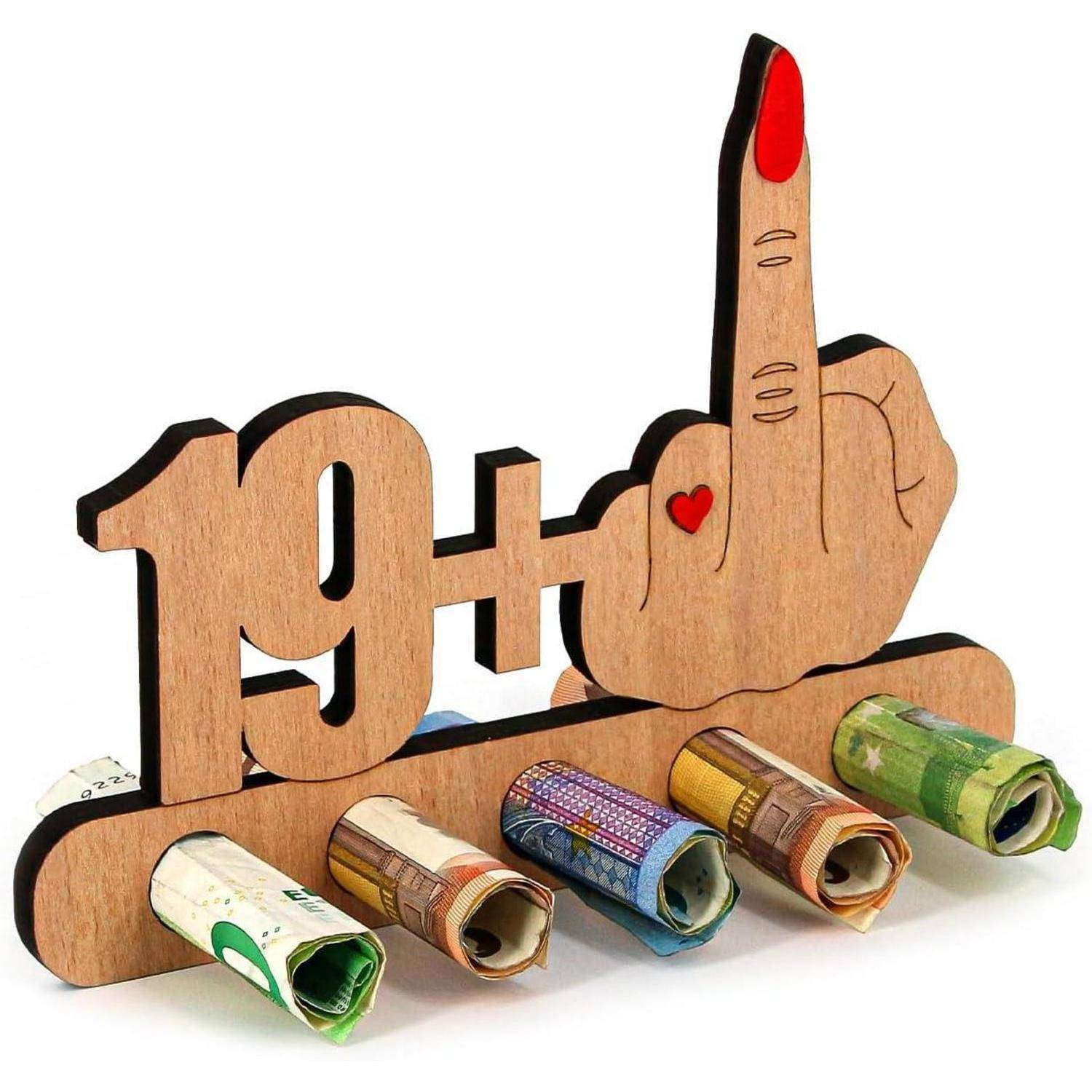 Ein Holzständer mit einer Hand, die den Mittelfinger zeigt, und der Zahl '19+'. Geldröllchen sind an der Basis des Ständers platziert.