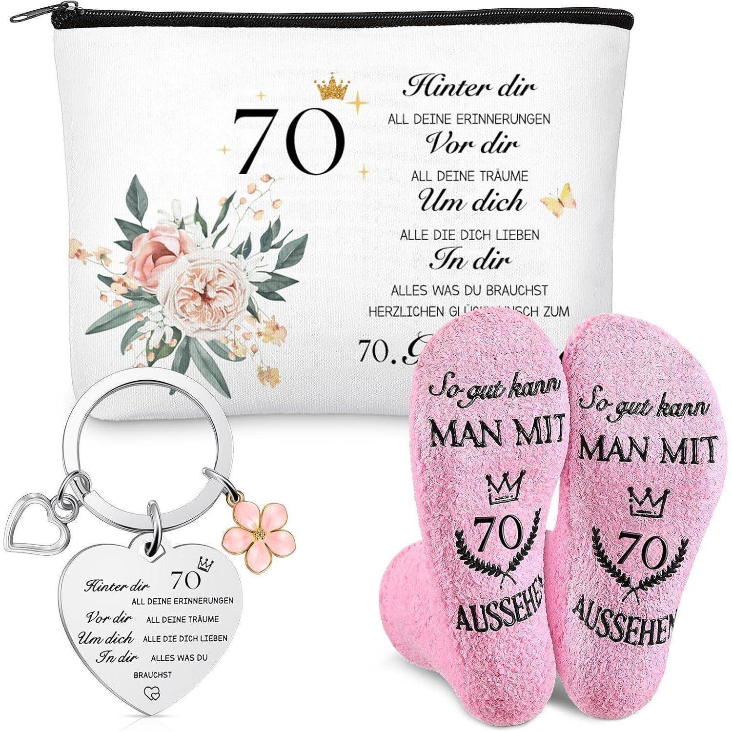 Design mit '70' und floralen Elementen auf einer Tasche, rosa Socken mit dem Aufdruck 'So gut kann man mit 70 aussehen' und einem herzförmigen Schlüsselanhänger.
