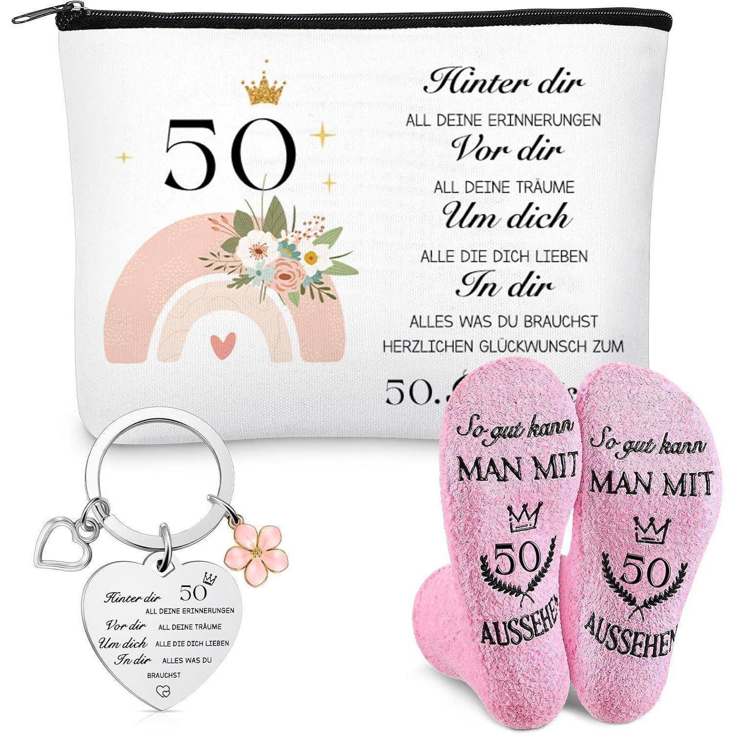 Eine weiße Tasche mit einem '50'-Design, floraler Grafik und deutschem Text über Erinnerungen und beste Wünsche. Inklusive eines Schlüsselanhängers und rosa Socken mit '50'-Aufschrift.