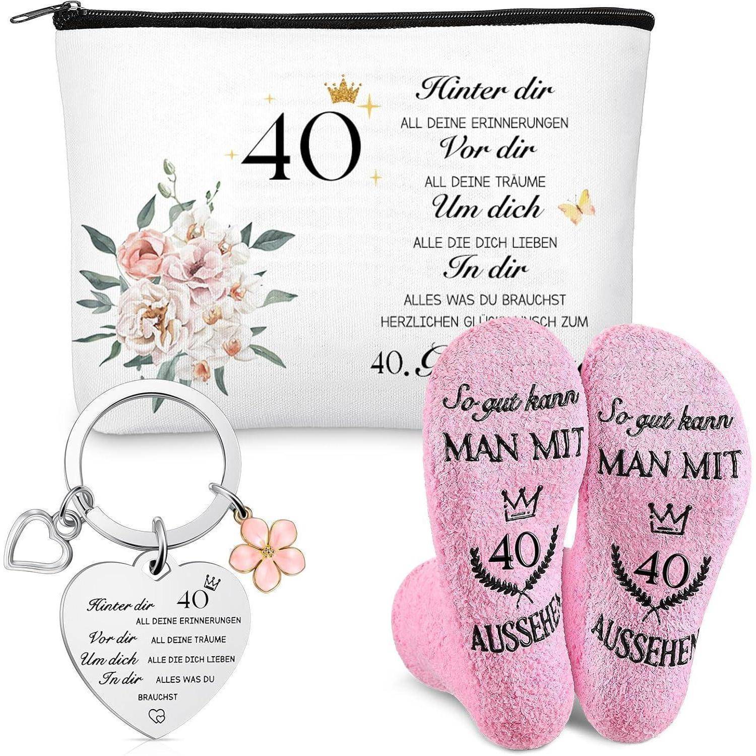 40. Geburtstagsgeschenkset enthält einen Blumenbeutel mit einem Zitat, rosa Socken mit der Aufschrift ‚So gut kann man mit 40 aussehen' und einen Herz-Schlüsselanhänger.