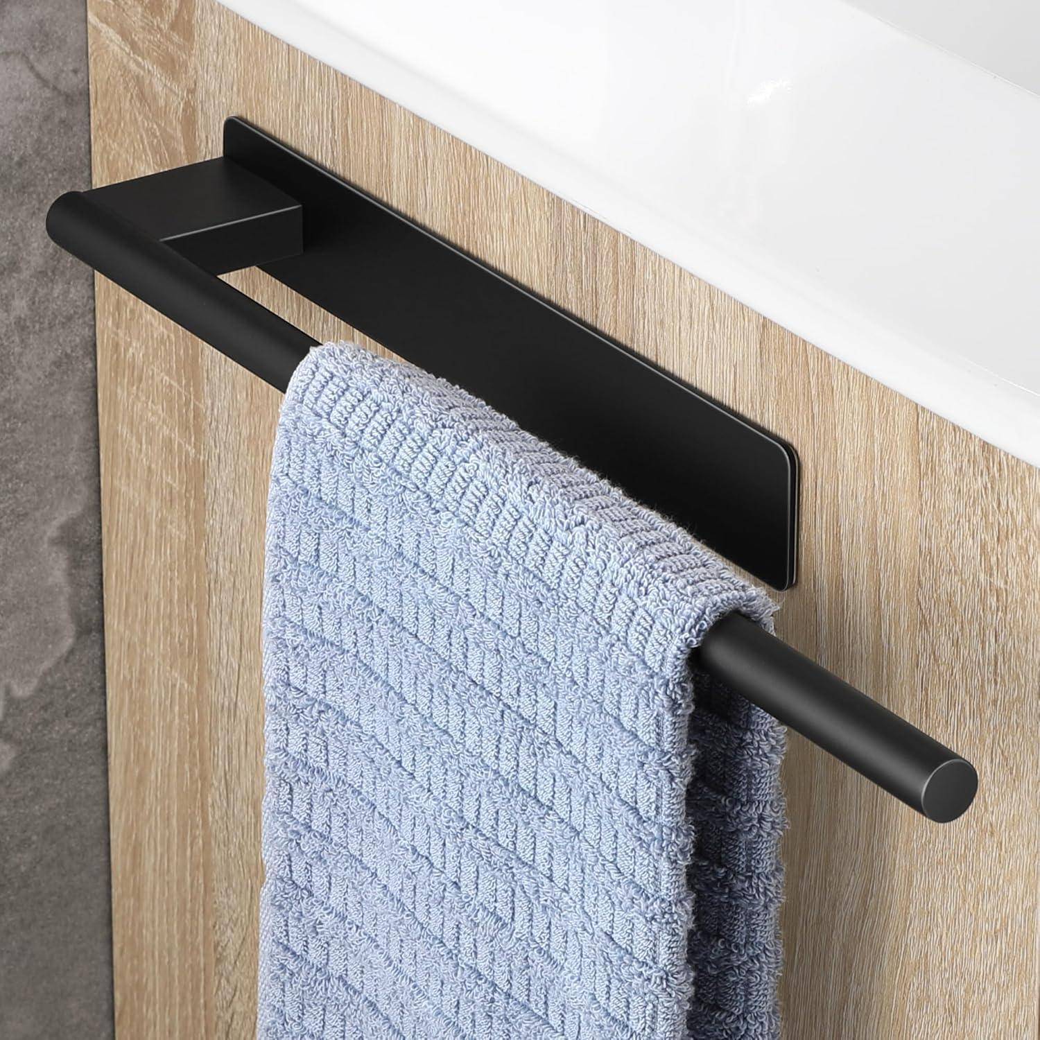 Ein hellblauer Handtuch hängt ordentlich an einer schwarzen Handtuchstange, die an Holzschränken neben einer weißen Arbeitsplatte montiert ist.