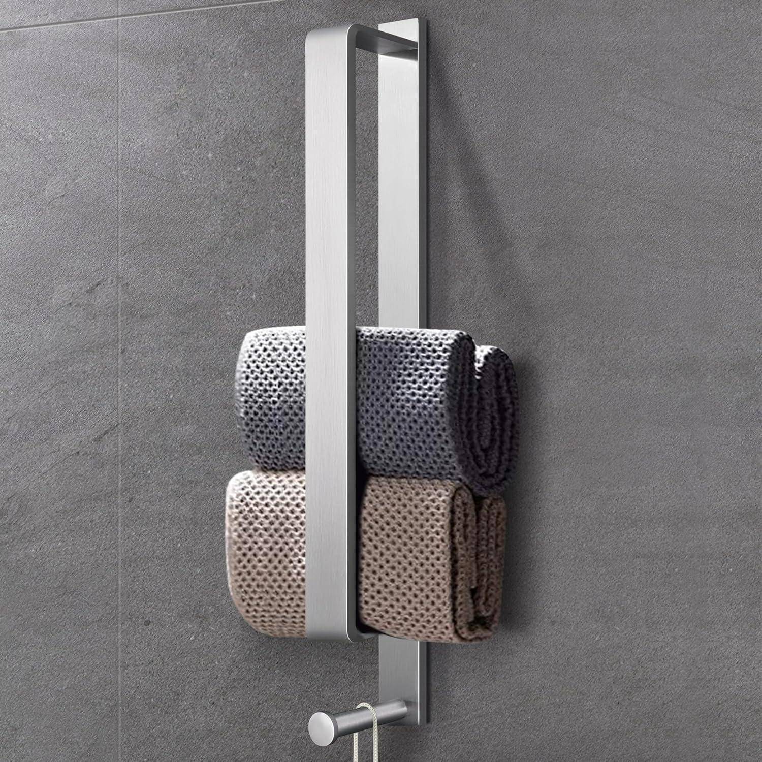 Ein moderner Handtuchhalter trägt zwei ordentlich gefaltete, strukturierte Handtücher in Grau und Beige an einer grauen gefliesten Wand und demonstriert minimalistisches Design.