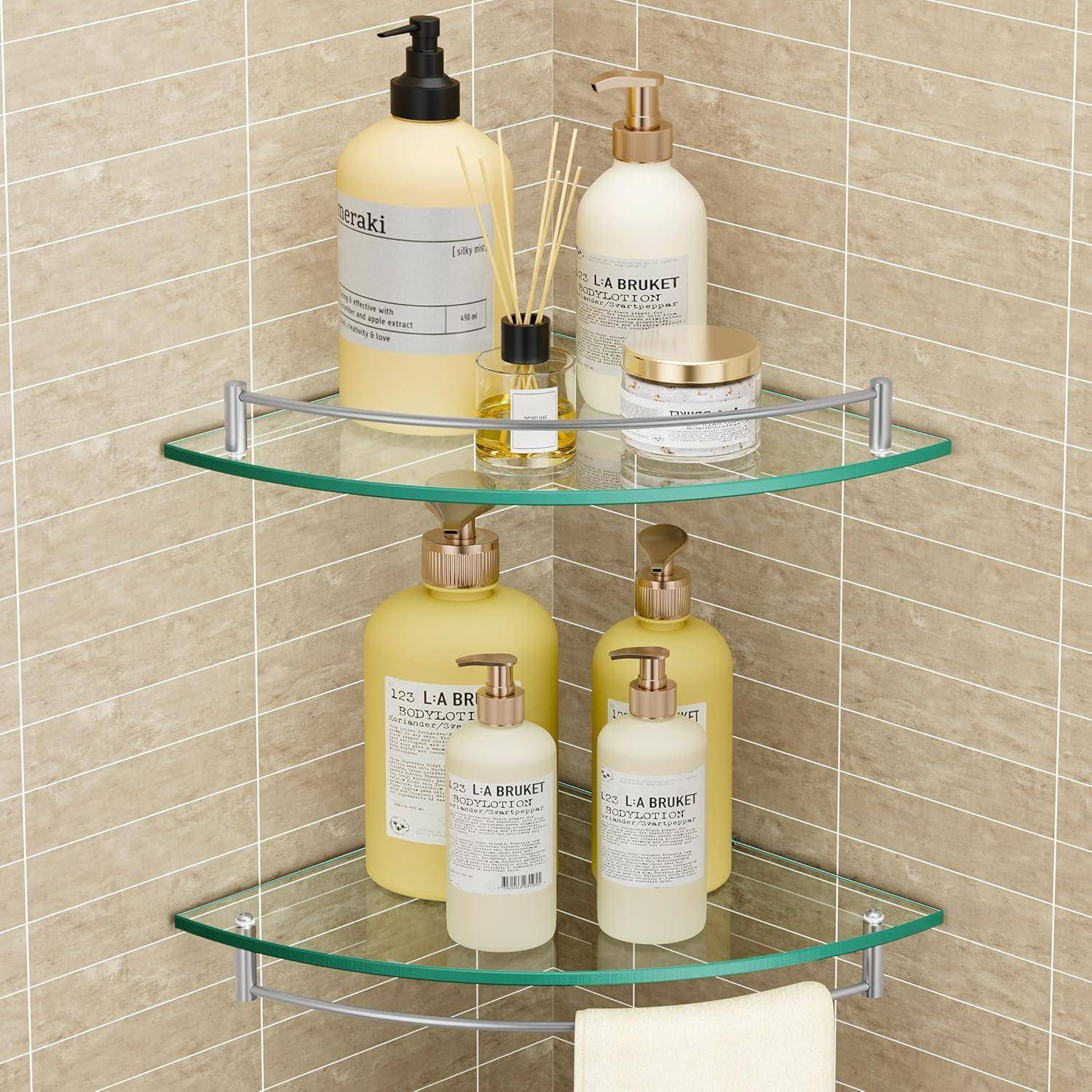 Zwei Glaseckreagale mit Hautpflege- und Körperprodukten, darunter Lotionsflaschen, Raumduft-Diffuser und Cremegläser, vor einer gefliesten Wand.