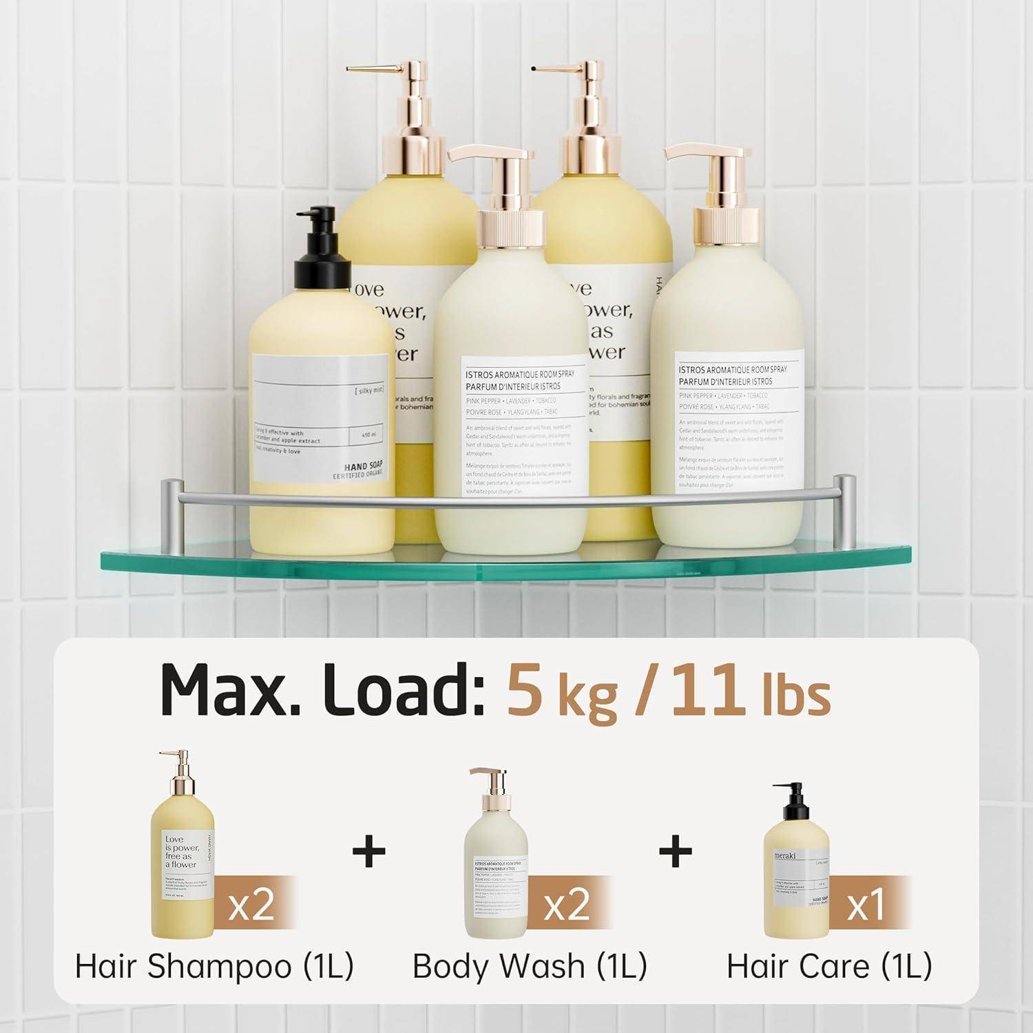 Fünf Flaschen mit Körperpflegeprodukten, darunter Shampoo, Duschgel und Haarpflegemittel, auf einem Regal mit einer Maximalbelastungswarnung von 5 kg/11 lbs.