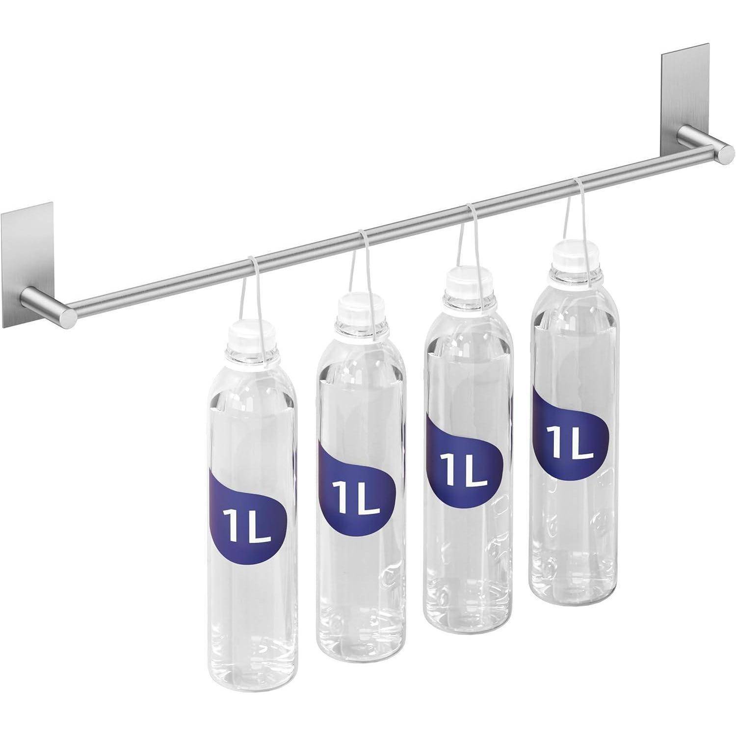 Vier transparente Wasserflaschen mit der Beschriftung „1L