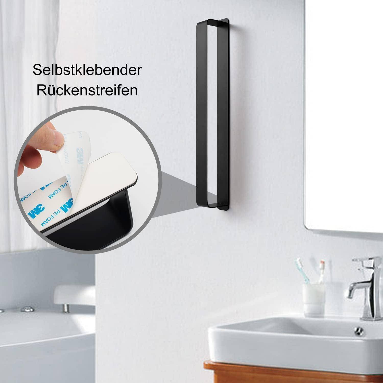 Ein schwarzer Handtuchhalter ist an einer Badezimmerwand befestigt. Eine Detailansicht zeigt, wie ein selbstklebender Rückenstreifen angebracht wird.