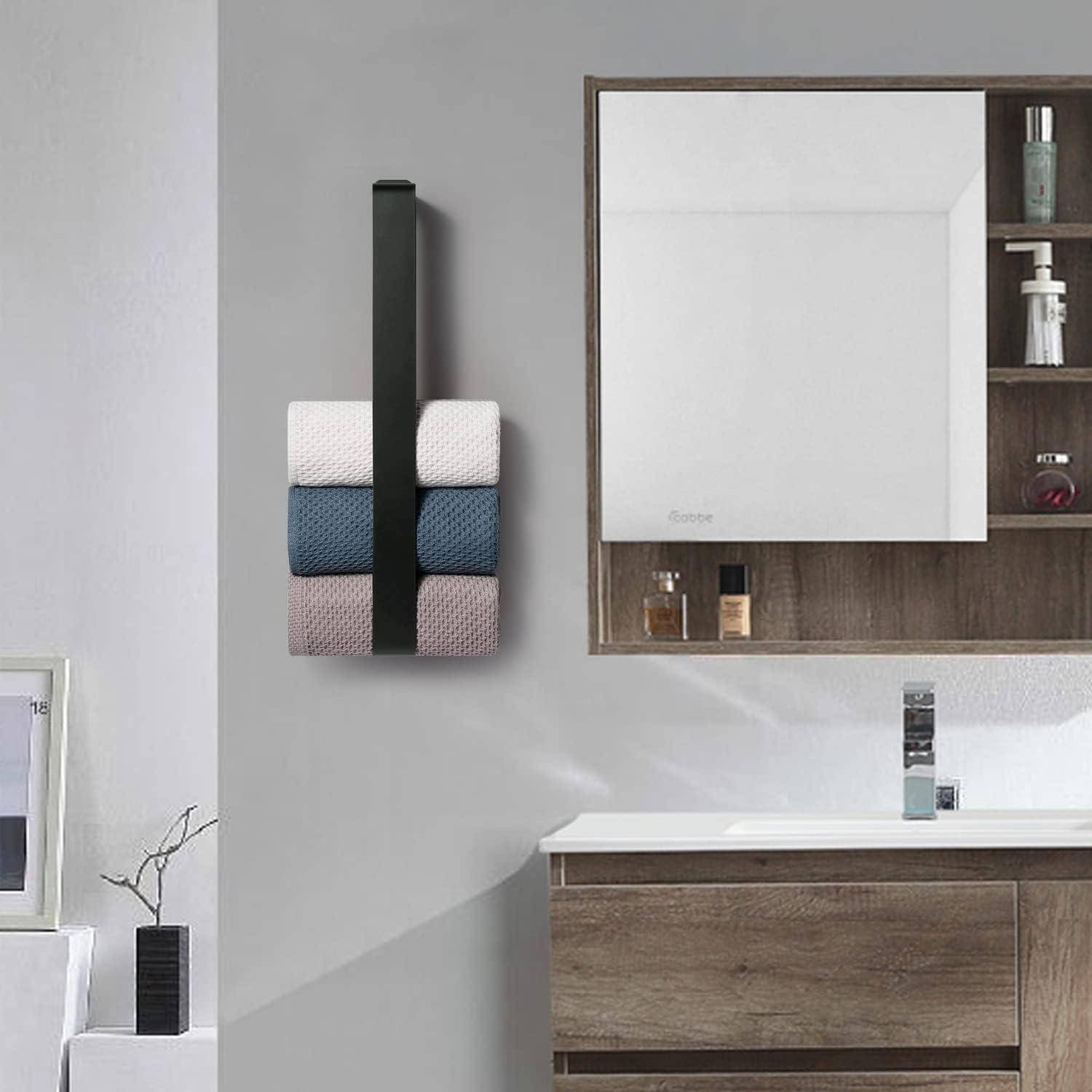 Badezimmerwand mit gefalteten Handtüchern, die hängen, ein Spiegelschrank über einem Holzwaschbecken und Regale mit Toilettenartikeln rechts.