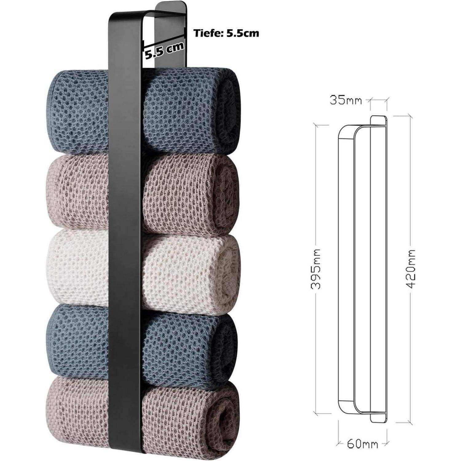 Handtuchhalter mit vier aufgerollten Handtüchern in Blau, Beige und Weiß. Abmessungen: Tiefe 5,5 cm, Höhe 395 mm, Breite 60 mm.