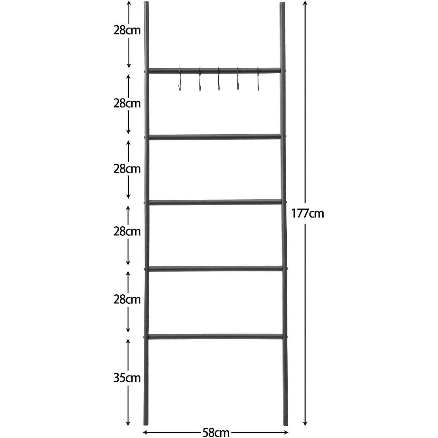 Maßstab Leiterregal: Höhe 177 cm, Breite 58 cm; fünf Sprossen in 28 cm Abstand, unterste Sprosse zum Boden 35 cm; inklusive Haken.
