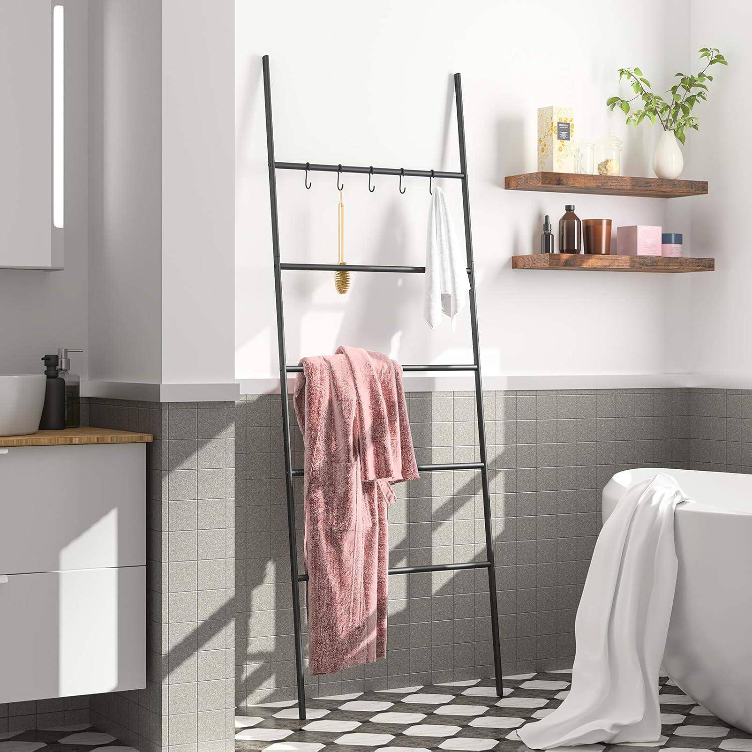 Ein Badezimmer mit karierten Bodenfliesen, einem Leitertuchhalter, an dem ein rosa Handtuch hängt, und Regalen mit Körperpflegeprodukten an einer weißen Wand.
