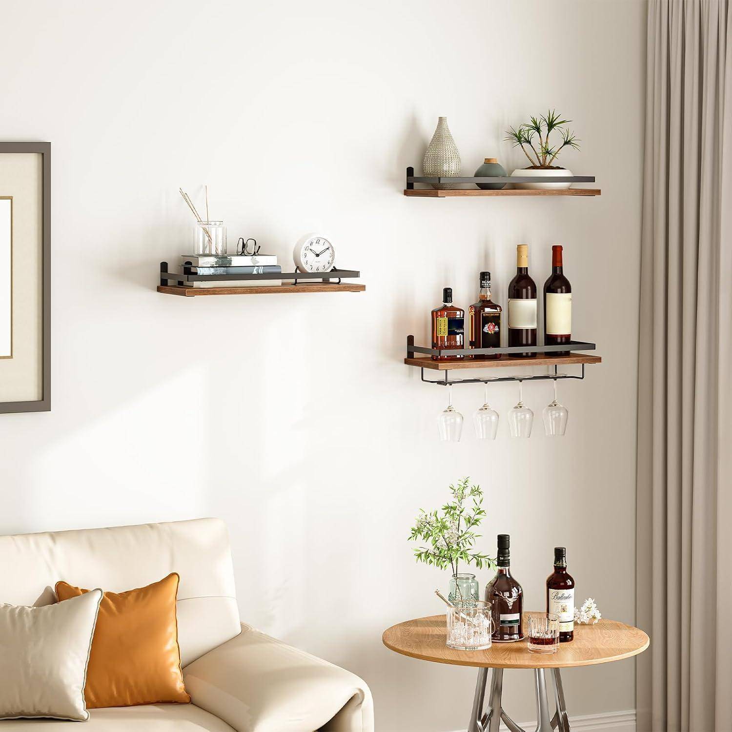 Eine moderne Wohnzimmerecke mit einem beigen Sofa, orangefarbenen Kissen und Wandregalen, die Bücher, Pflanzen, Dekorationsgegenstände und Weinflaschen präsentieren.