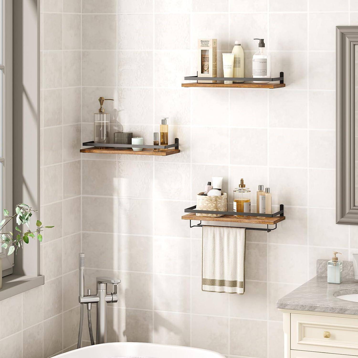 Ein lichtdurchflutetes Badezimmer mit einer weißen Badewanne, grauen gefliesten Wänden, Holzregalen mit Toilettenartikeln und einer Handtuchstange.