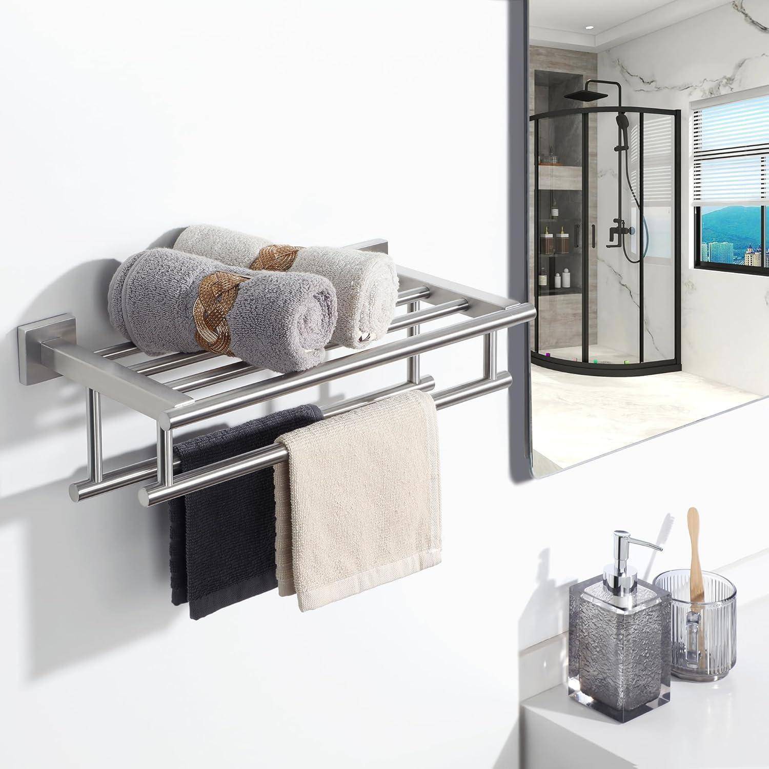 Badezimmer mit moderner Dusche und Fensterblick. Eine wandmontierte Handtuchstange, die vier gefaltete Handtücher in verschiedenen Schattierungen trägt.
