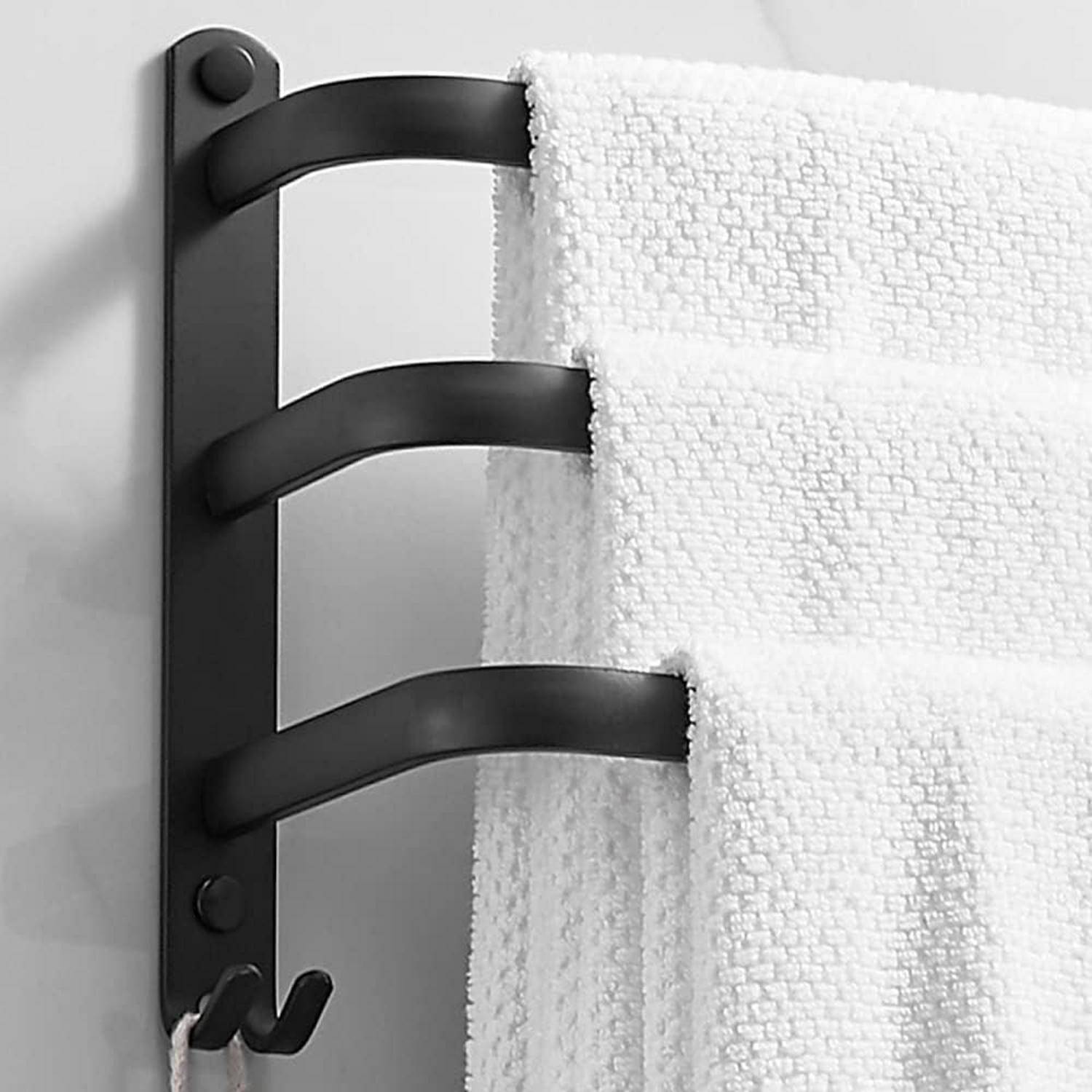 Drei weiße Handtücher hängen an einem schwarzen, wandmontiertem Handtuchhalter mit drei Ebenen und zeigen ein minimalistisches und funktionales Badezimberaccessoire.