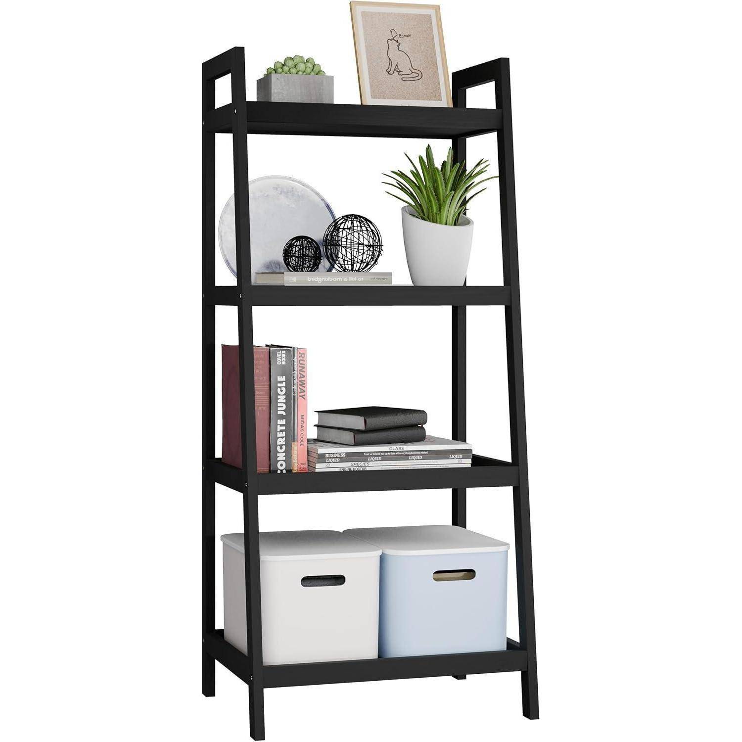 Ein schwarzes Leitern-Bücherregal mit fünf Regalen, auf denen Pflanzen, Dekorationsgegenstände, Bücher und zwei Aufbewahrungsboxen am unteren Ende platziert sind.