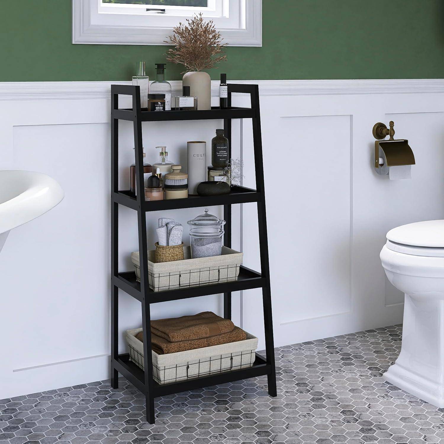 Ein Badezimmer mit einem schwarzen Regalschrank, der Toilettenartikel enthält, ein weißes Toilettengestell daneben, sechseckige Bodenfliesen und grüne Wände.
