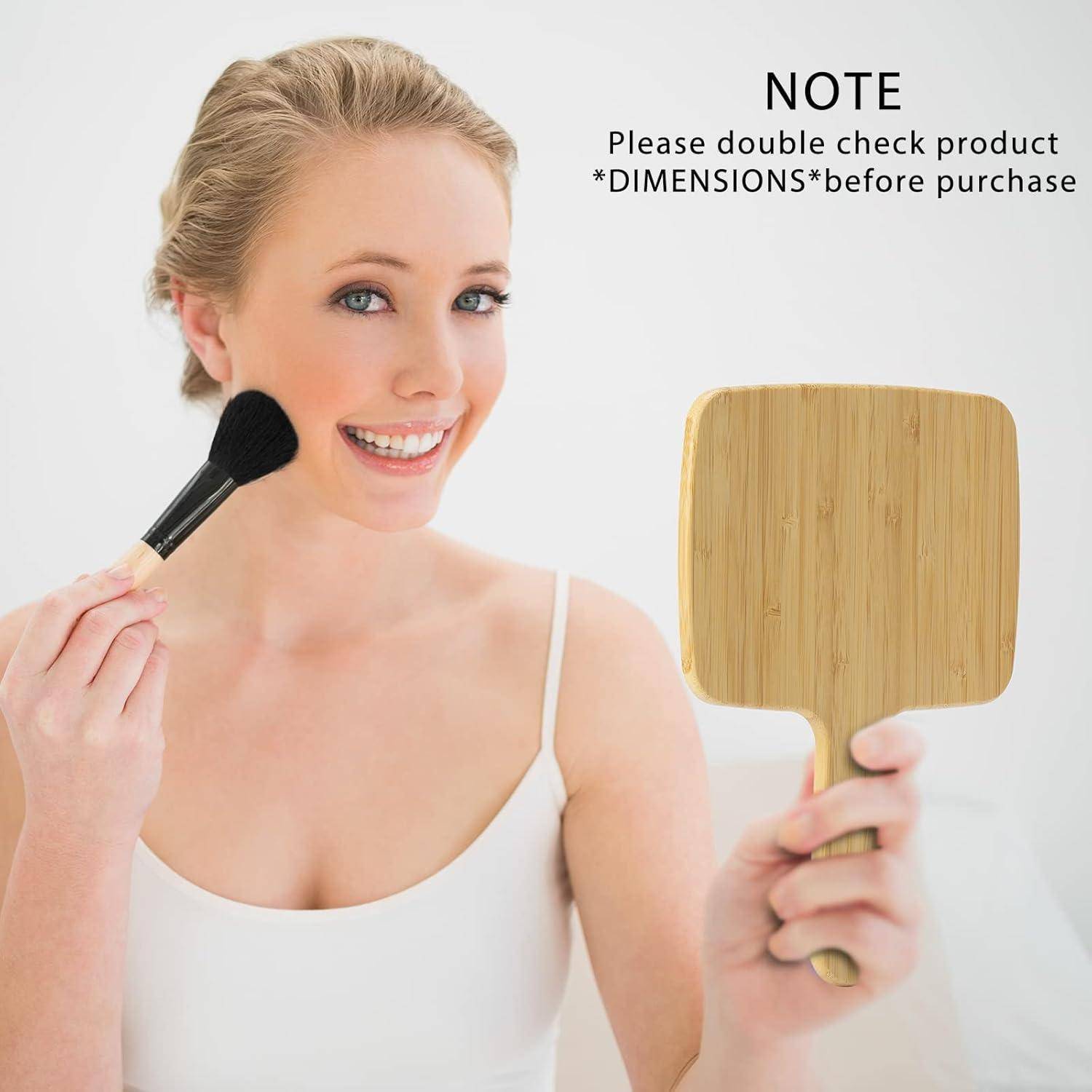Eine Frau lächelt, während sie sich mit einem Pinsel Make-up aufträgt und einen Holzspiegel hält. Notiz lautet: ‚Bitte überprüfen Sie die Produktabmessungen vor dem Kauf.