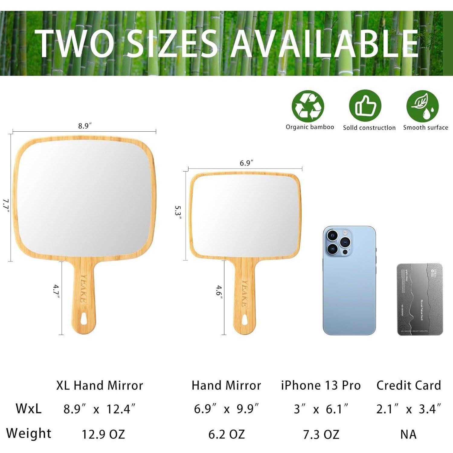 Bild zeigt einen Vergleich von ‚XL Handspiegel', ‚Handspiegel', ‚iPhone 13 Pro' und ‚Kreditkarte'. Spiegel sind größer mit natürlichen Bambusgriffen.