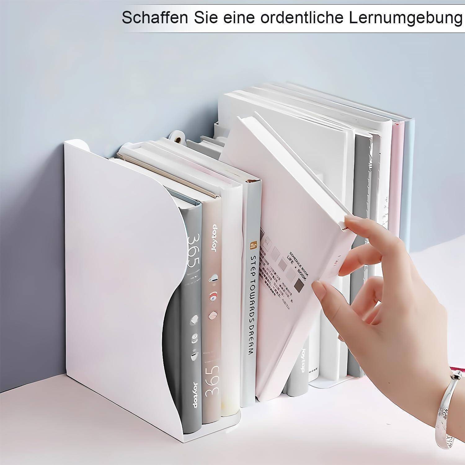 Eine Hand richtet sorgfältig sortierte Bücher in einem modernen, weißen Buchstütze auf einem Schreibtisch ein. Text lautet: 