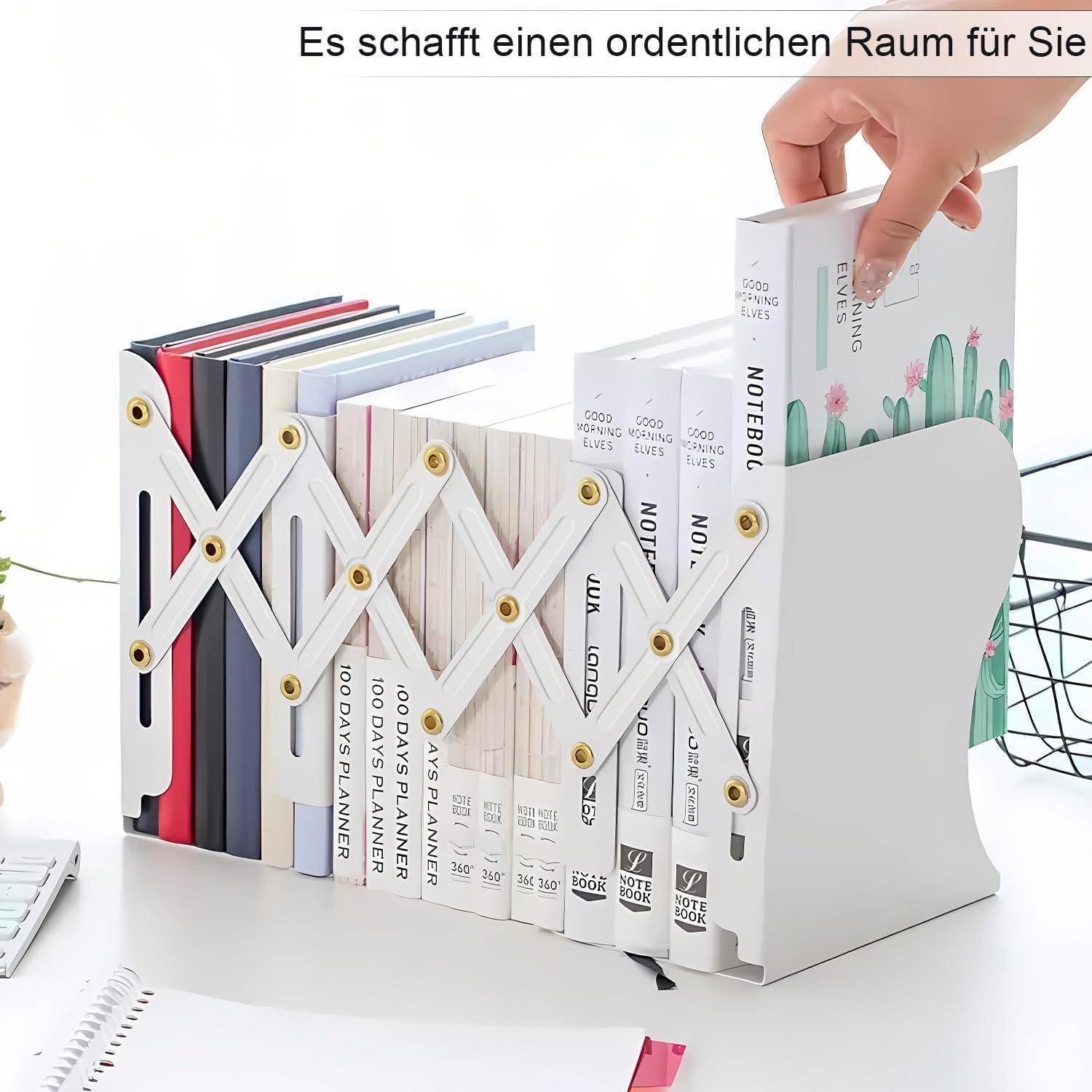 Eine Hand einer Person legt ein Notizbuch in einen weißen, aufklappbaren Buchstützen-Fächer und ordnet damit mehrere Bücher und Notizbücher aufrecht auf einem Schreibtisch an.