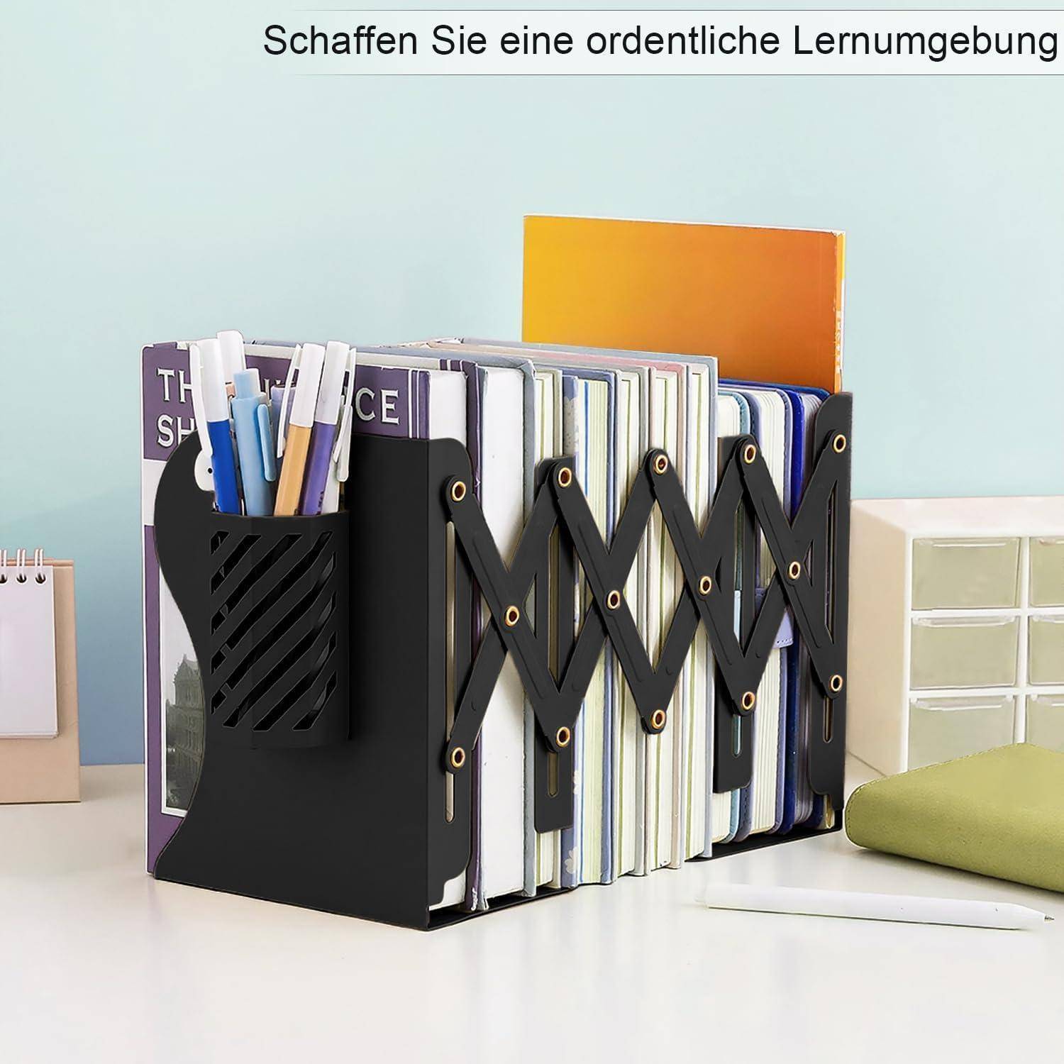 Ein Schreibtischorganizer hält Bücher und Stifte vor einer pastell gelb-blauen Wand. Deutscher Text lautet: 