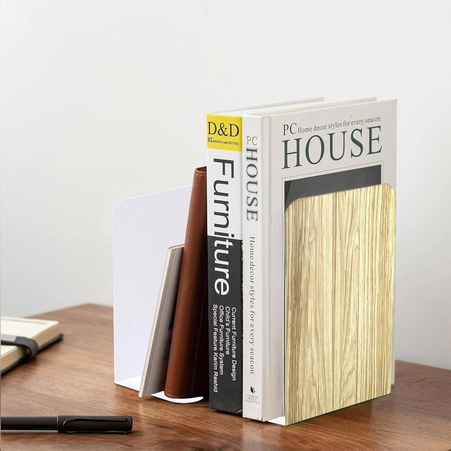 Bücher auf einem Holzschreibtisch werden durch eine weiße L-förmige Buchstütze aufrecht gehalten. Zu den Titeln gehören 