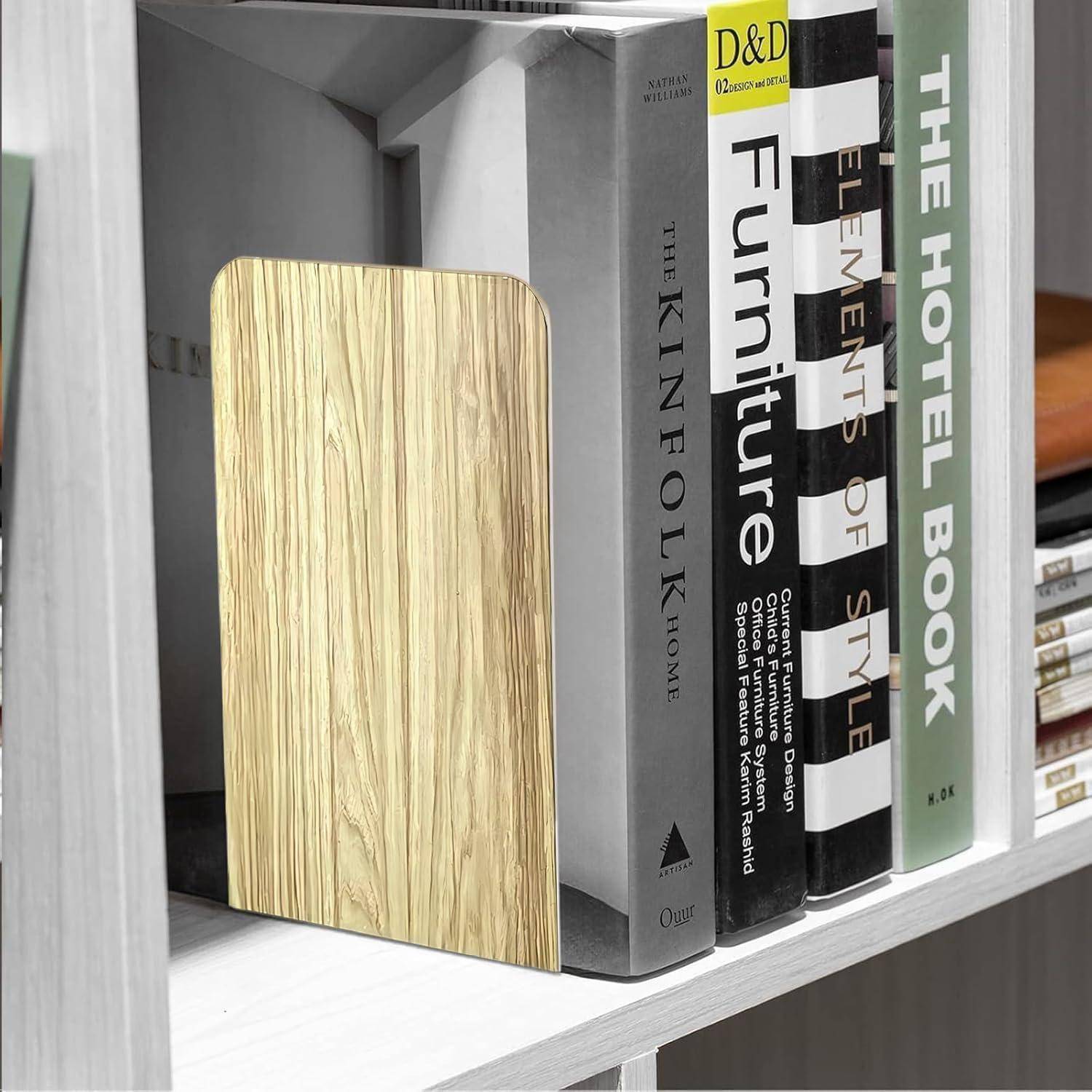Ein Bücherregal mit verschiedenen Büchern, darunter 