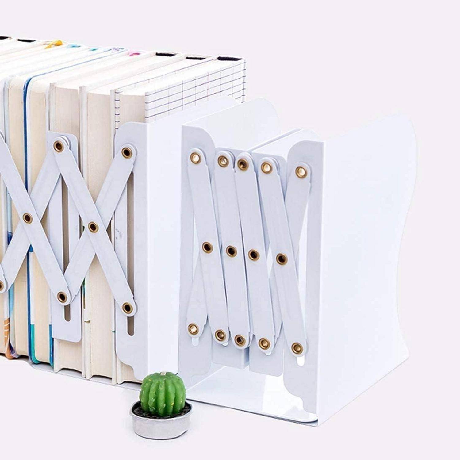 Ausziehbare weiße Metallbuchstütze, die eine Reihe aufrecht stehender Bücher stützt, mit einem kleinen Kaktus in einem Topf davor.