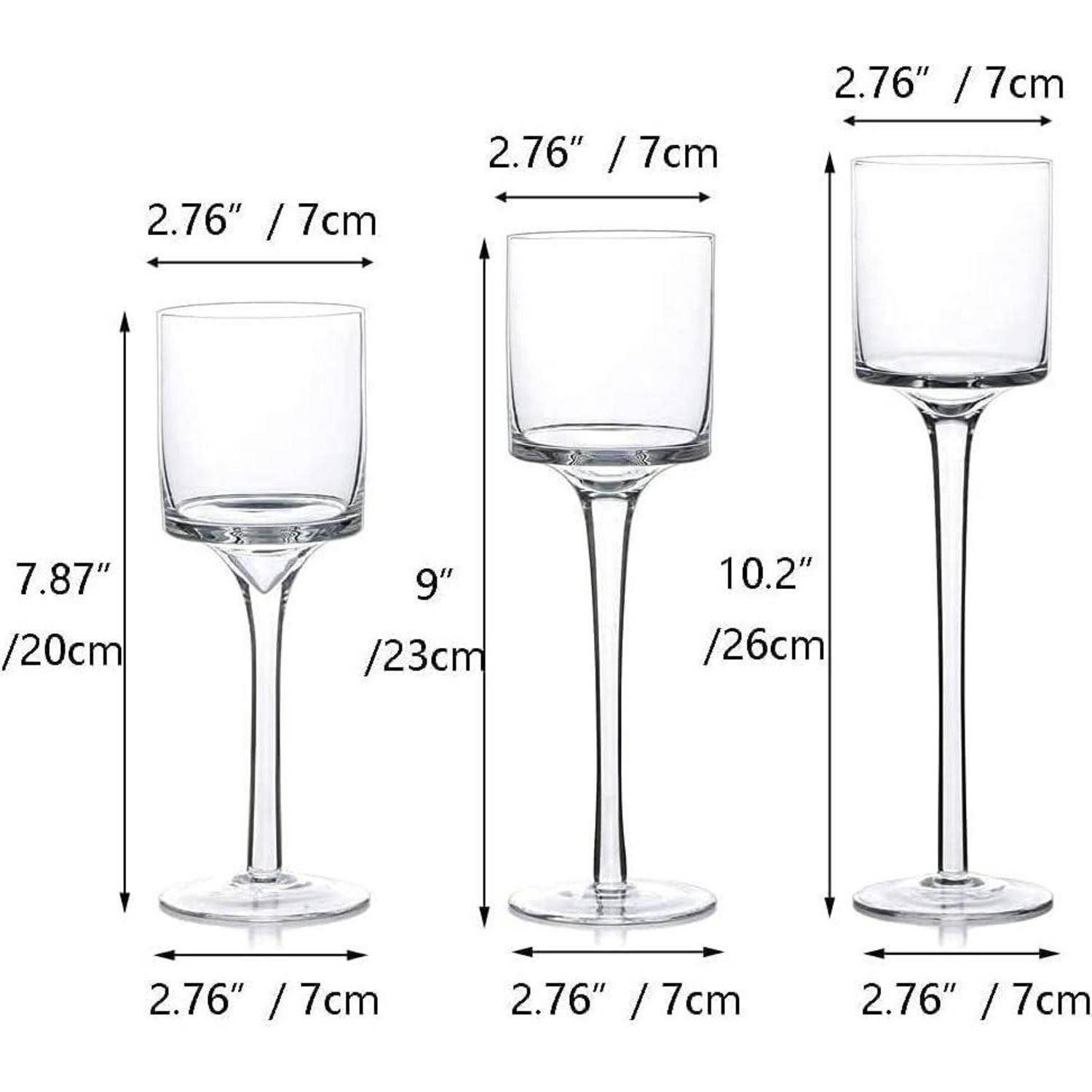 Drei Kerzenhalter aus Glas in verschiedenen Höhen: 20 cm, 23 cm und 26 cm; alle mit einem Basisdurchmesser von 7 cm.