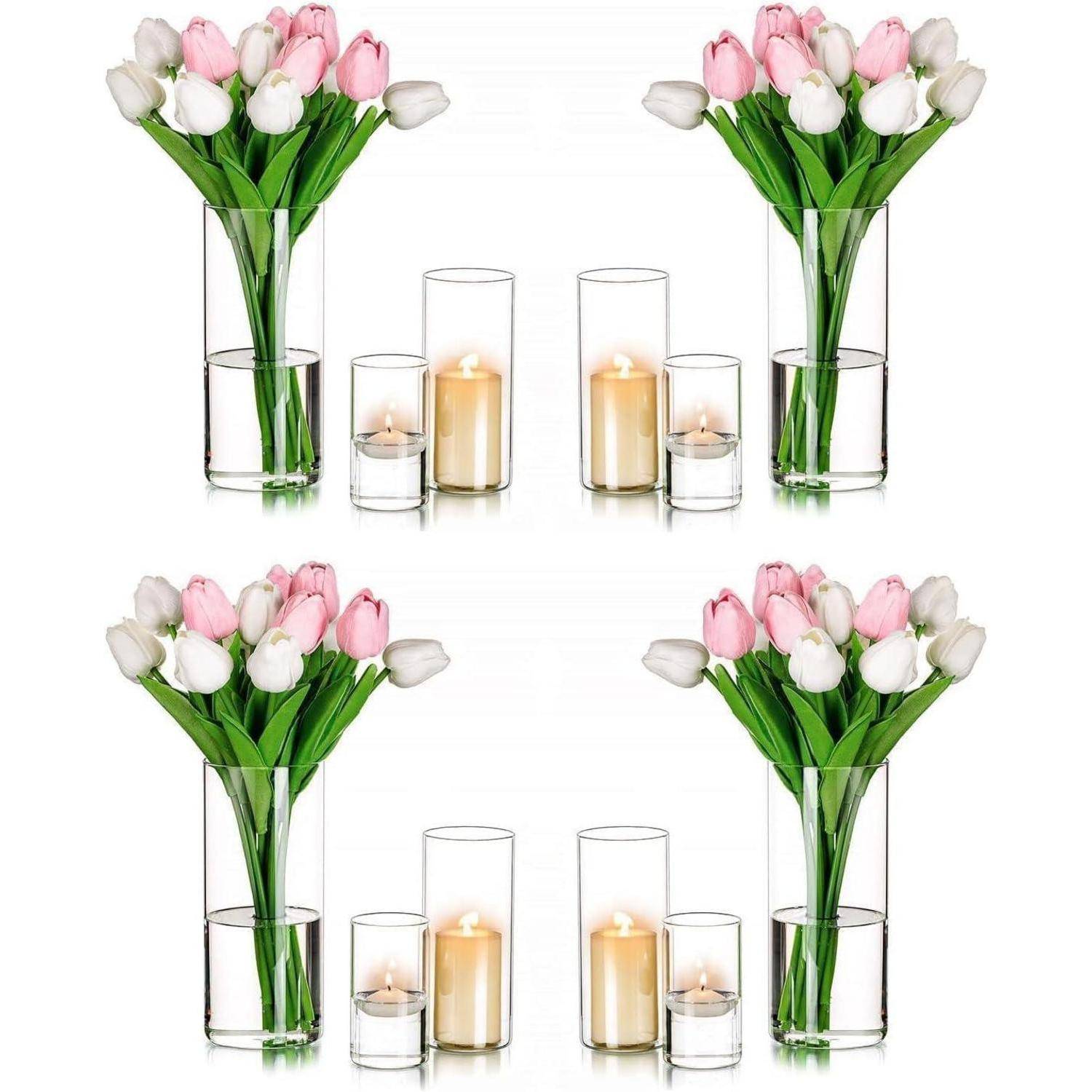 Zwei identische Anordnungen von rosa und weißen Tulpen in Glasvasen, flankiert von drei brennenden Kerzen, symmetrisch positioniert.
