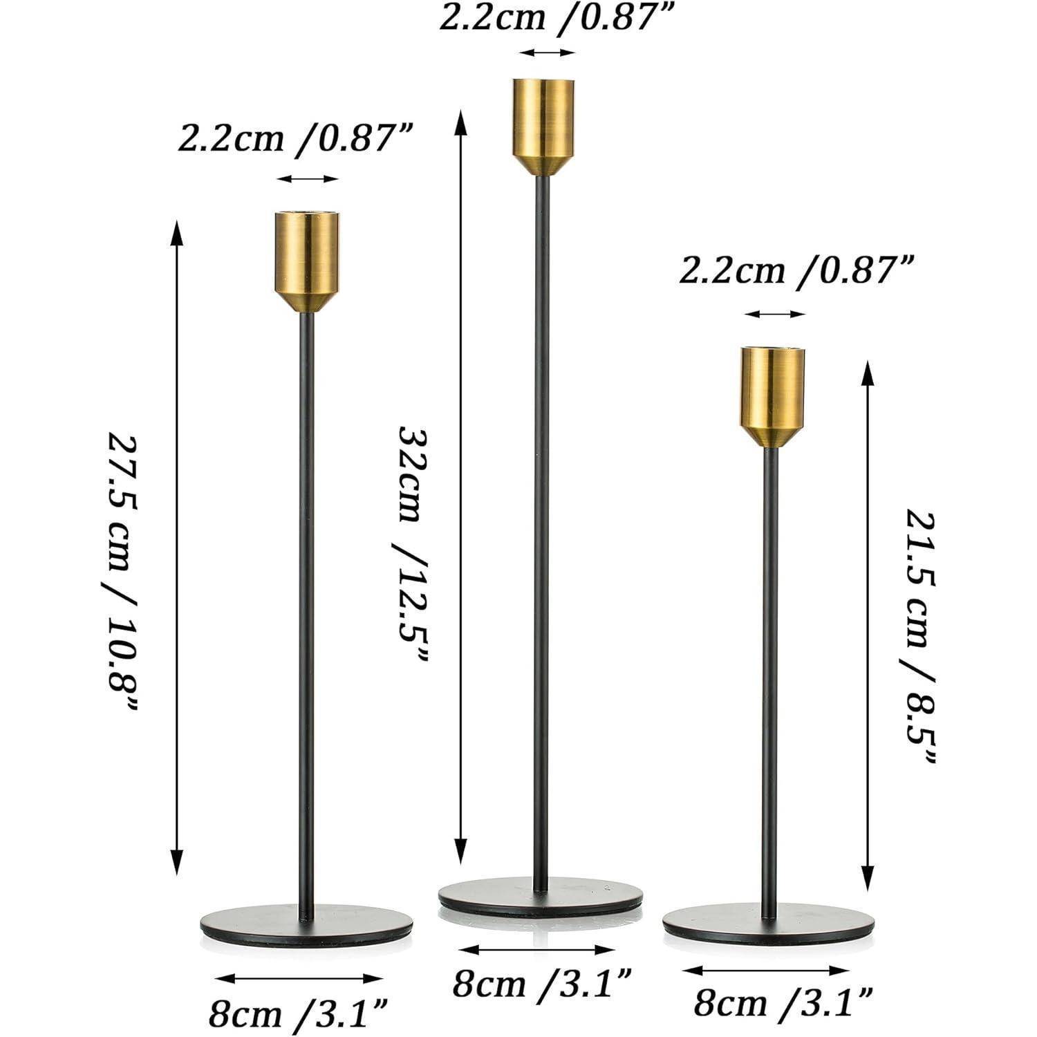Drei Metallkerzenhalter in unterschiedlichen Höhen: 27,5 cm, 32 cm und 21,5 cm, mit Basen und Oberteilen, die 8 cm bzw. 2,2 cm breit sind.