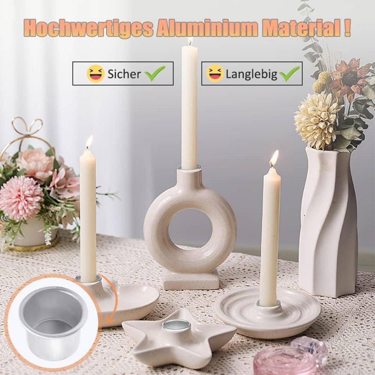 Kerzen in eleganten Haltern auf einem Tisch mit dekorativen Blumen; Text darüber liest sich: 'Hochwertiges Aluminium Material!