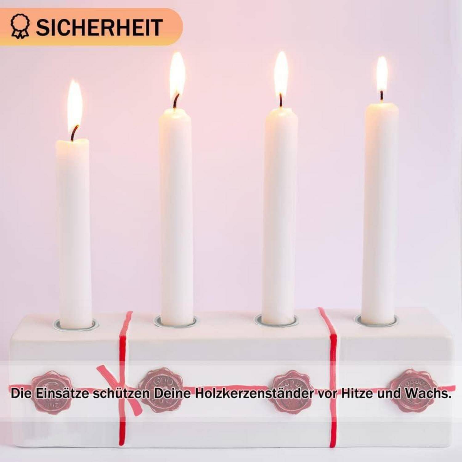 Vier angezündete Kerzen stehen aufrecht in einem weißen Halter mit roten Dekorationen. Der deutsche Text erörtert Sicherheit und Schutz vor Hitze und Wachs.