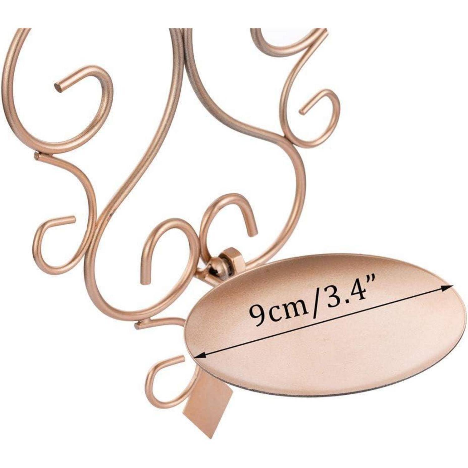 Eine dekorative ovale Plakette mit der Aufschrift '9cm/3.4