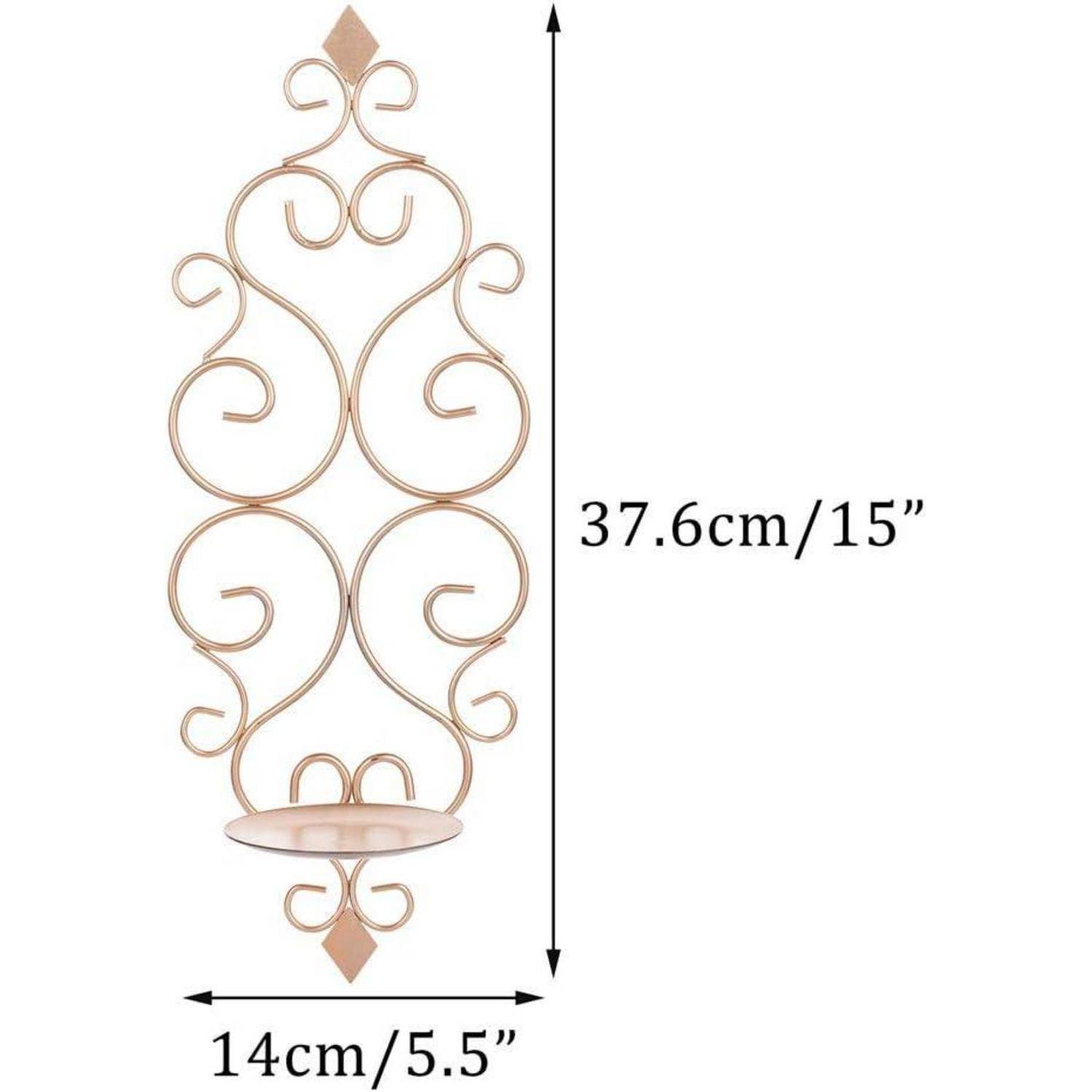Aufwendiger Metallwandleuchter mit Rollwerkdesign, 37,6 cm hoch und 14 cm breit, mit einem kleinen runden Regal am unteren Ende.