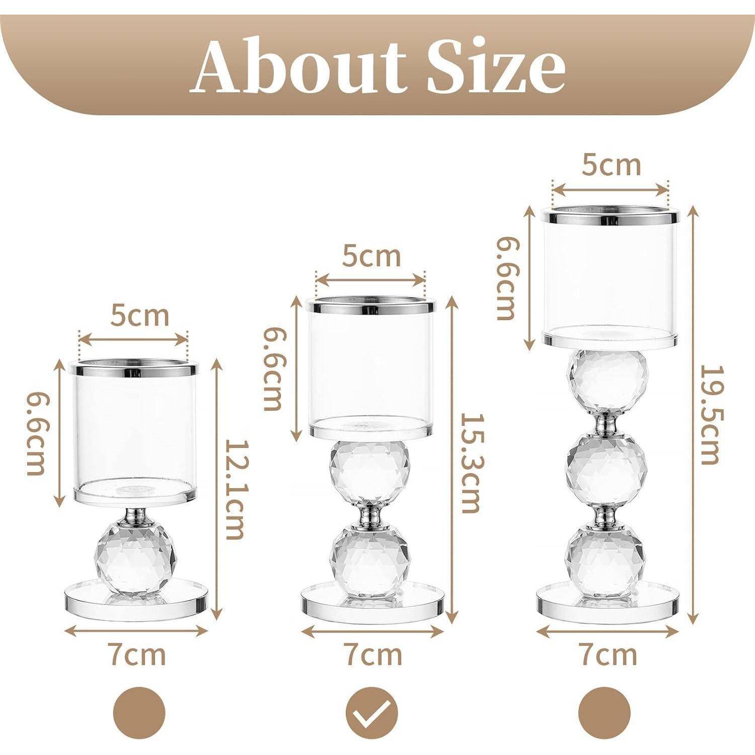 Darstellung mit Größenvergleich von drei zylindrischen dekorativen Glaskerzenhaltern mit folgenden Abmessungen: 12,1 cm, 15,3 cm und 19,5 cm Höhe; alle mit einem Basisdurchmesser von 7 cm.