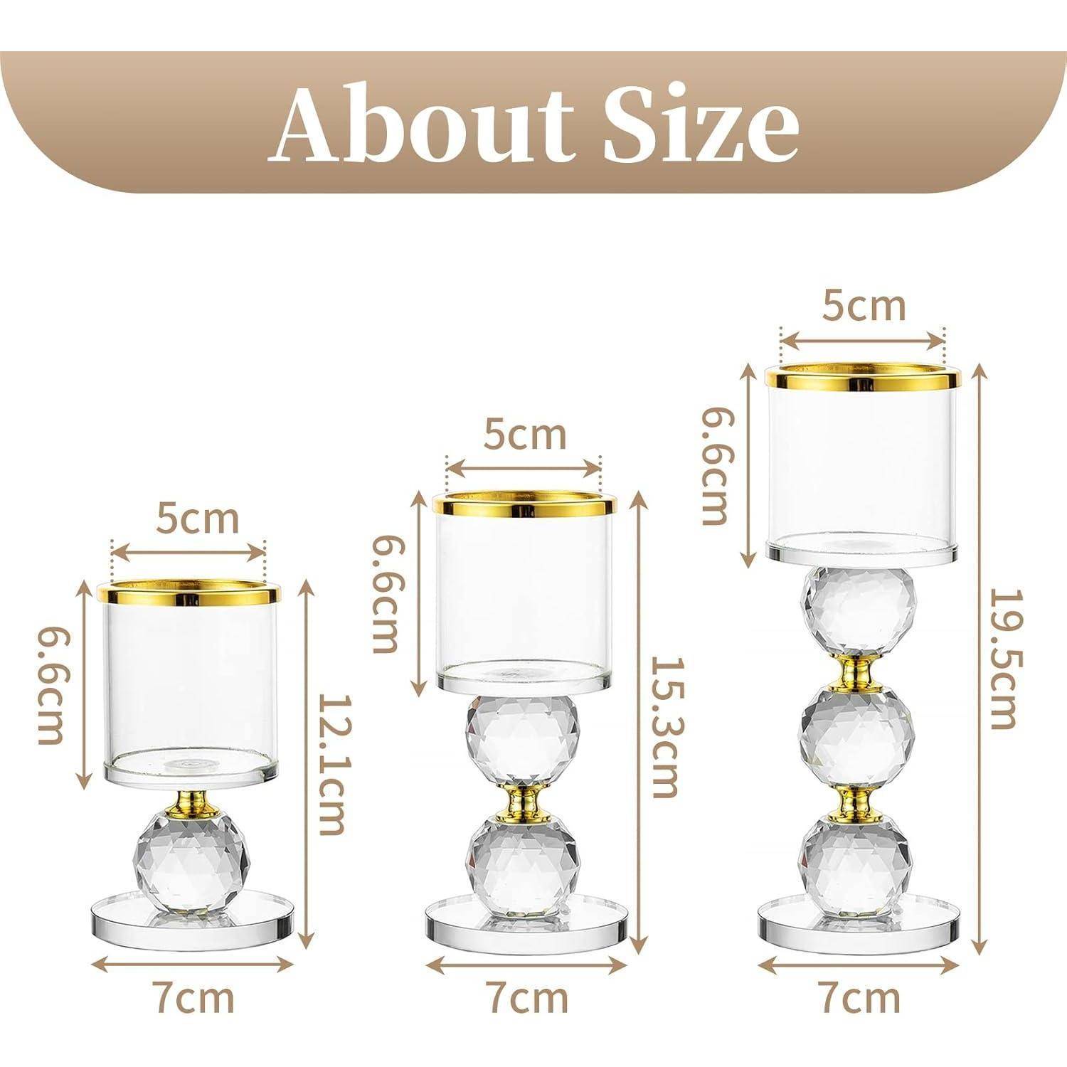 Drei Kerzenhalter aus Glas mit goldenen Akzenten, Größen: klein (5x6,6 cm), mittel (5x12,1 cm), groß (5x19,5 cm). Alle haben eine runde Bodenplatte.