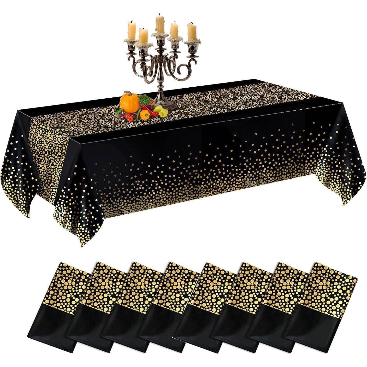Schwarze Tischdecke mit goldenen Polka Dots und passenden Servietten, auf einem Esstisch mit einem Kandelaber und einer Obstmitteldecke.