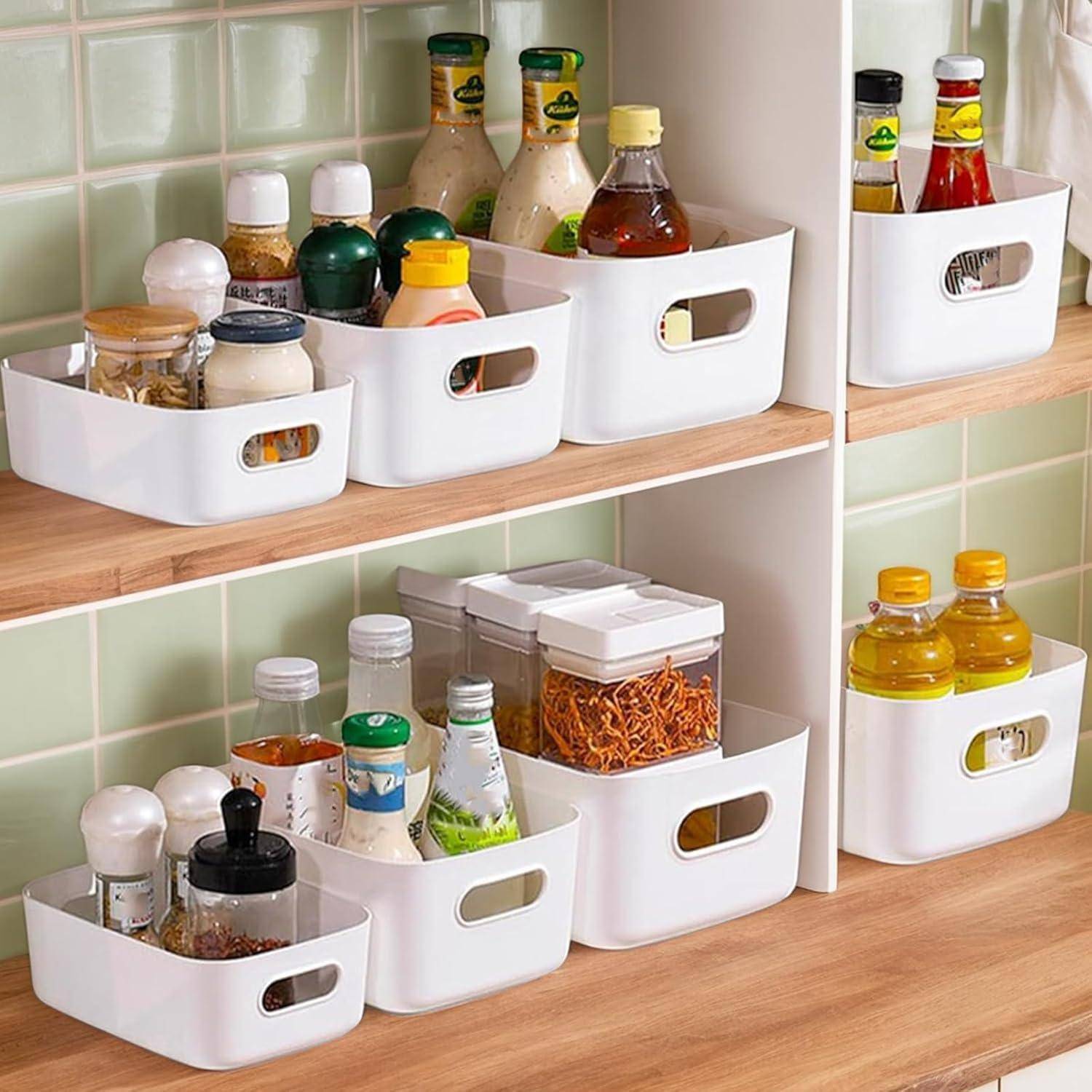 Regale mit organisierten weißen Behältern, die verschiedene Gewürze und Saucen aufbewahren und eine aufgeräumte Küchenlagerungslösung schaffen.
